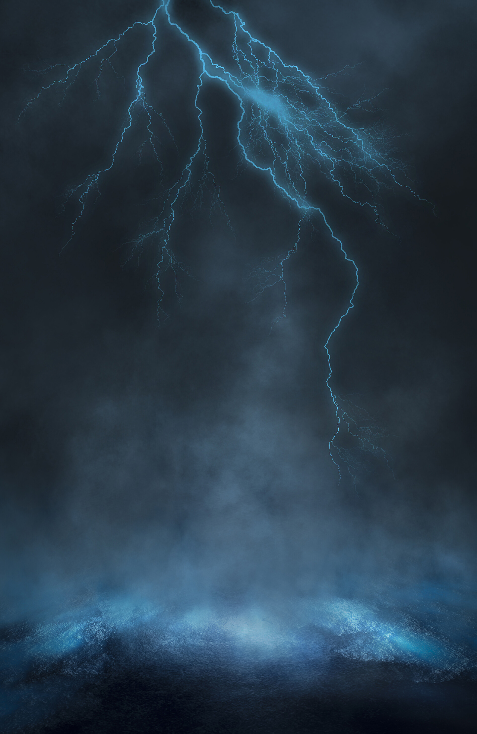 电闪雷鸣的天空戏剧性的空的自然背景。雷雨中城市的黑暗夜景.闪光的闪电光在水中的反射. 