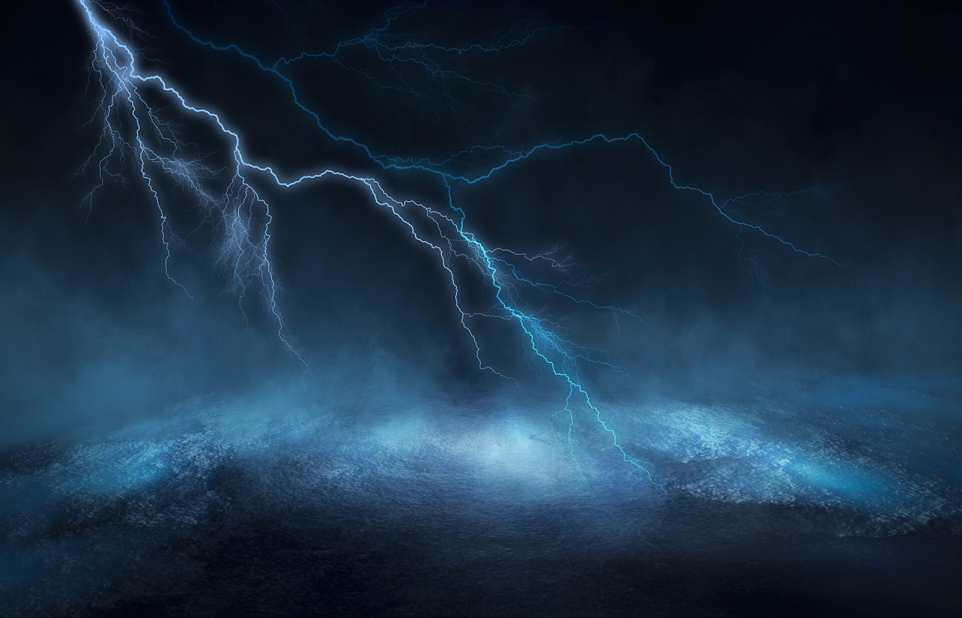 天空中电闪雷鸣戏剧性的空的自然背景。雷雨中城市的黑暗夜景.闪光的闪电光在水中的反射. 