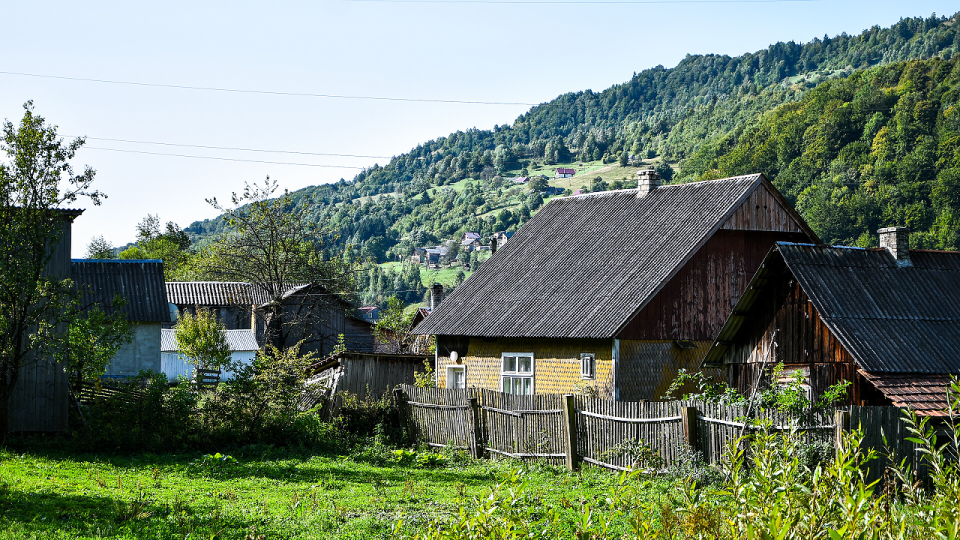 在夏天日落时山上的小房子夏日日落时,山上宁静的废弃旧农舍.村里的乡间别墅欣赏山上的木制小屋
