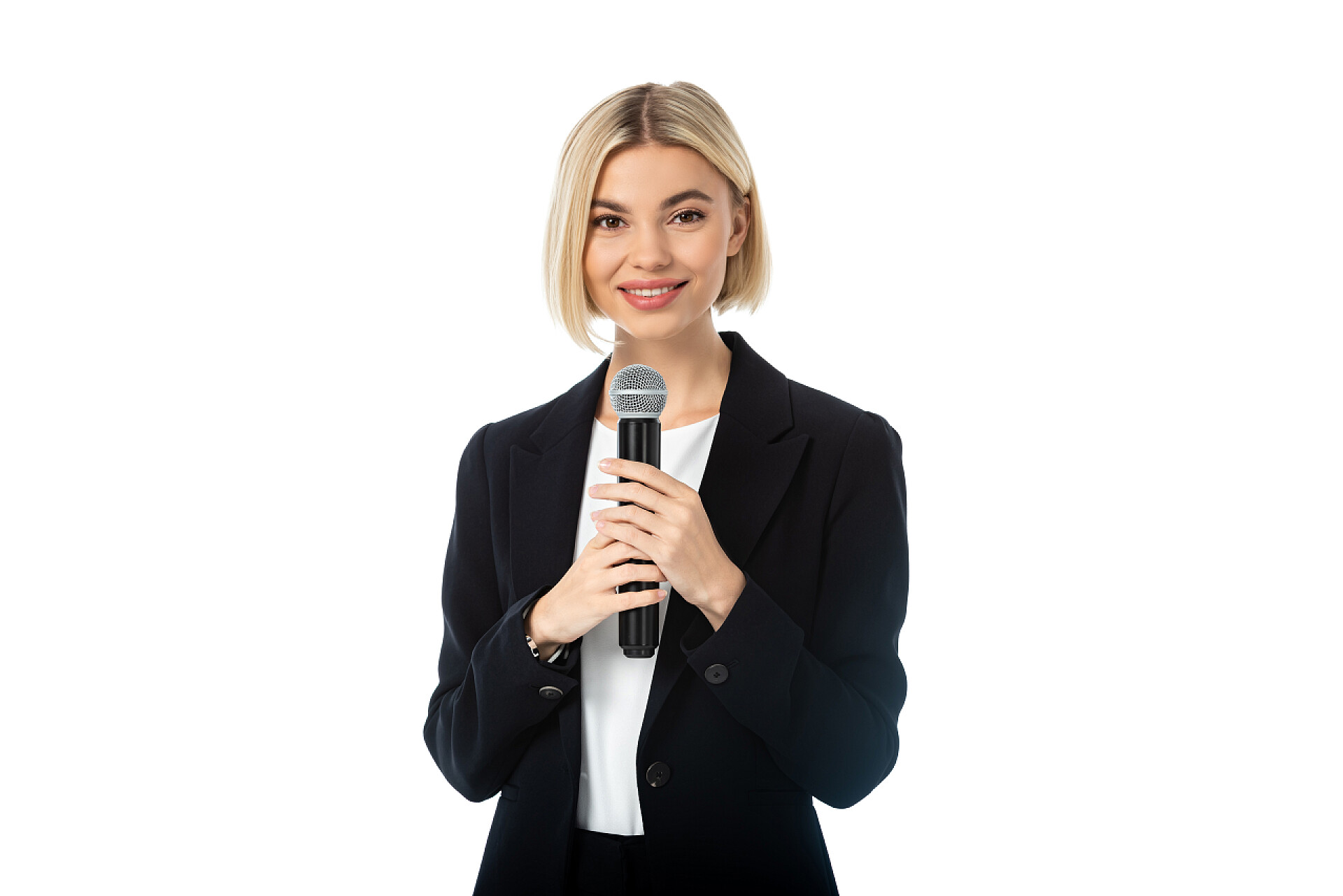 白色背景前一个女人在演讲年轻的金发新闻主播带着麦克风对着被白色隔离的摄像机微笑