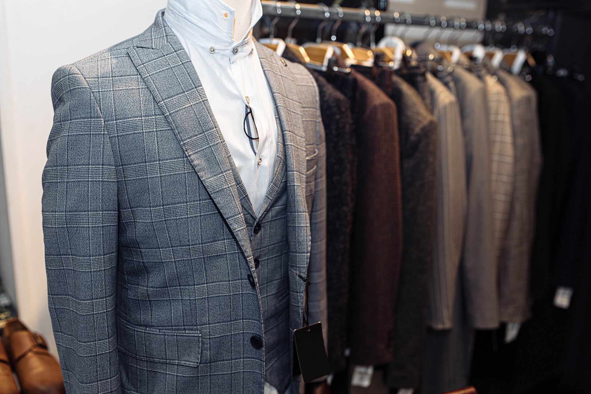 西装店里的西服雅致男子服装店，检查三件套西服