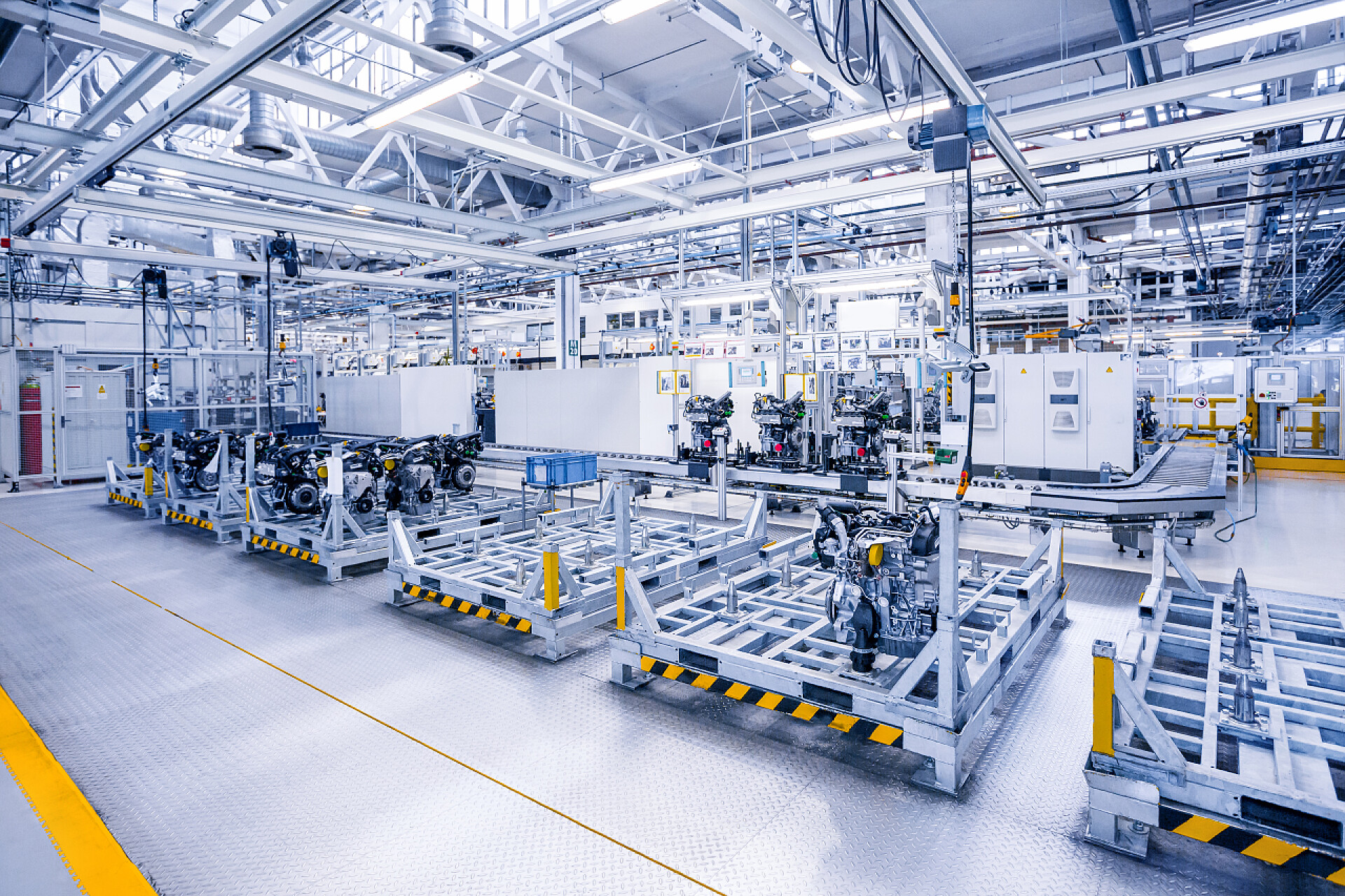 在汽车制造的工厂传送线上的汽车发动机