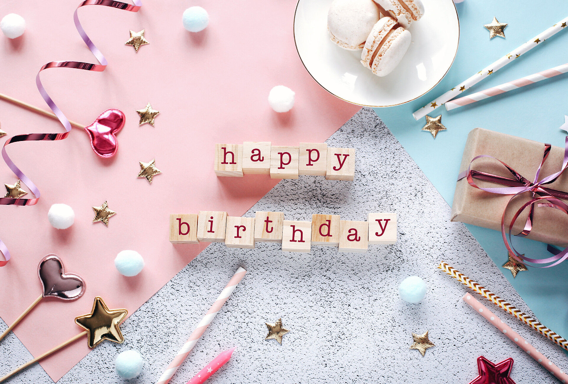 粉色和蓝色相间的桌子上的礼物情人节、生日、母亲节和其他节日的贺卡别致浪漫.