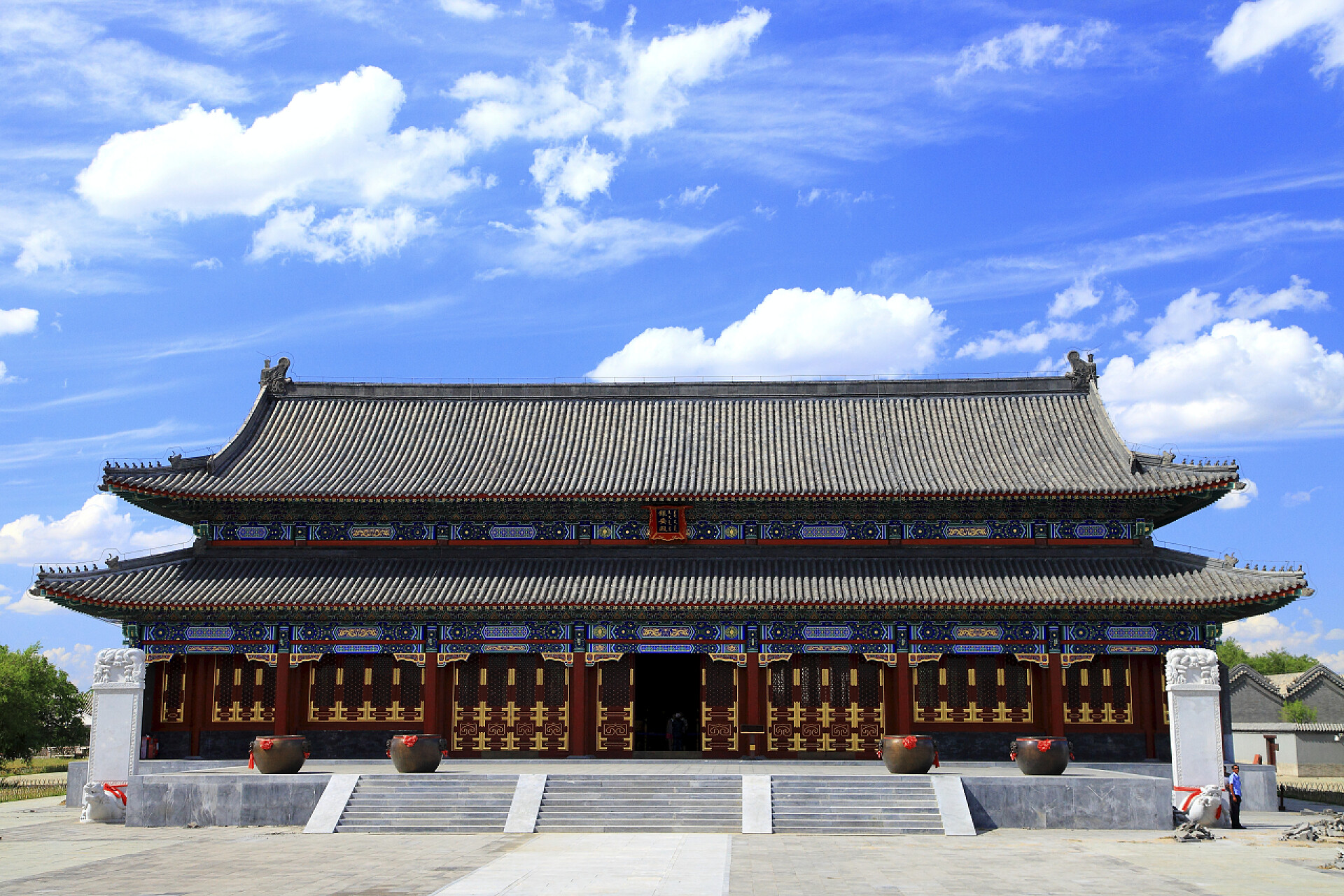 蓝天白云下的一个国风建筑中国内蒙古霍尔琴草原