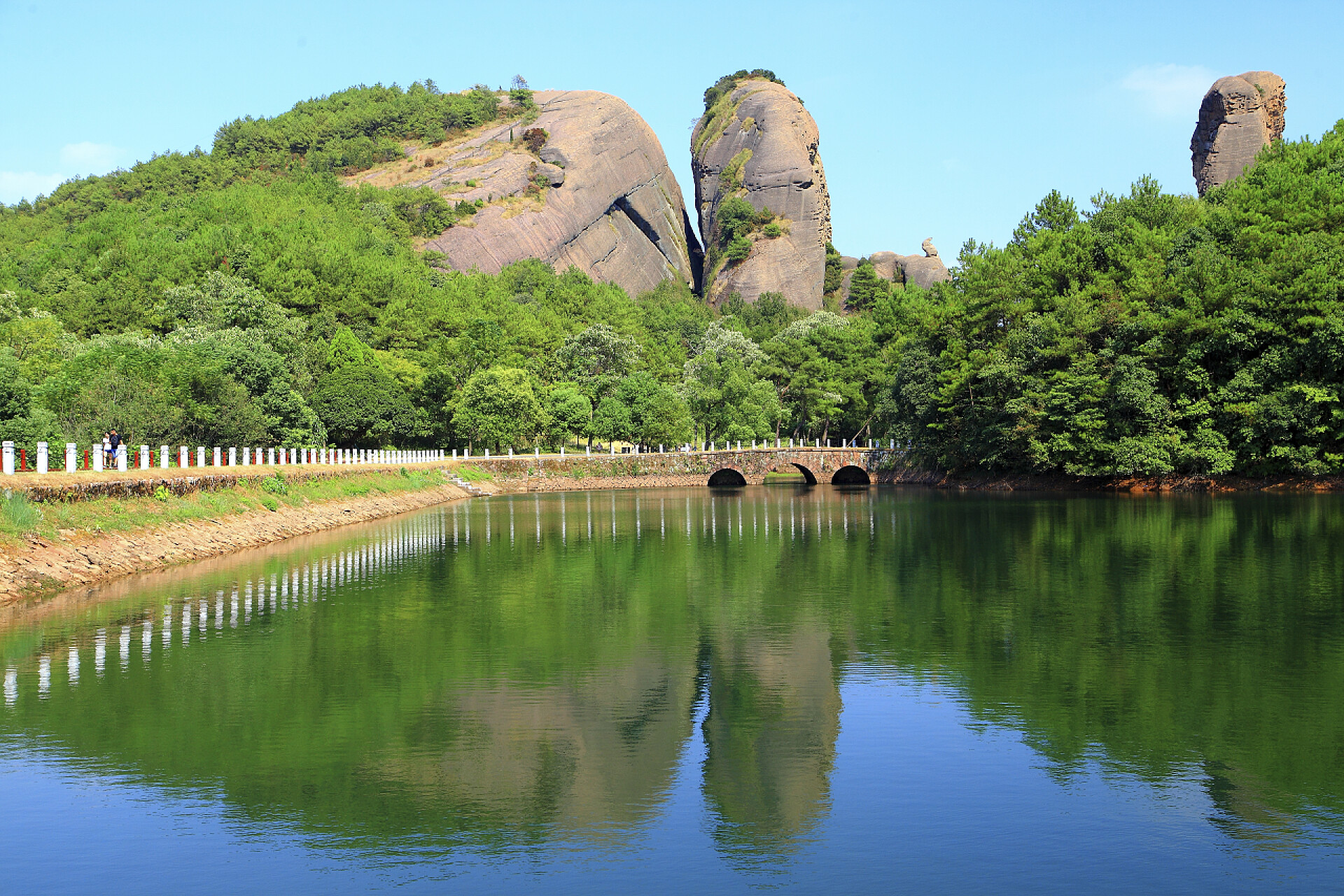 蓝天白云下的湖面和山峰江西山区景观