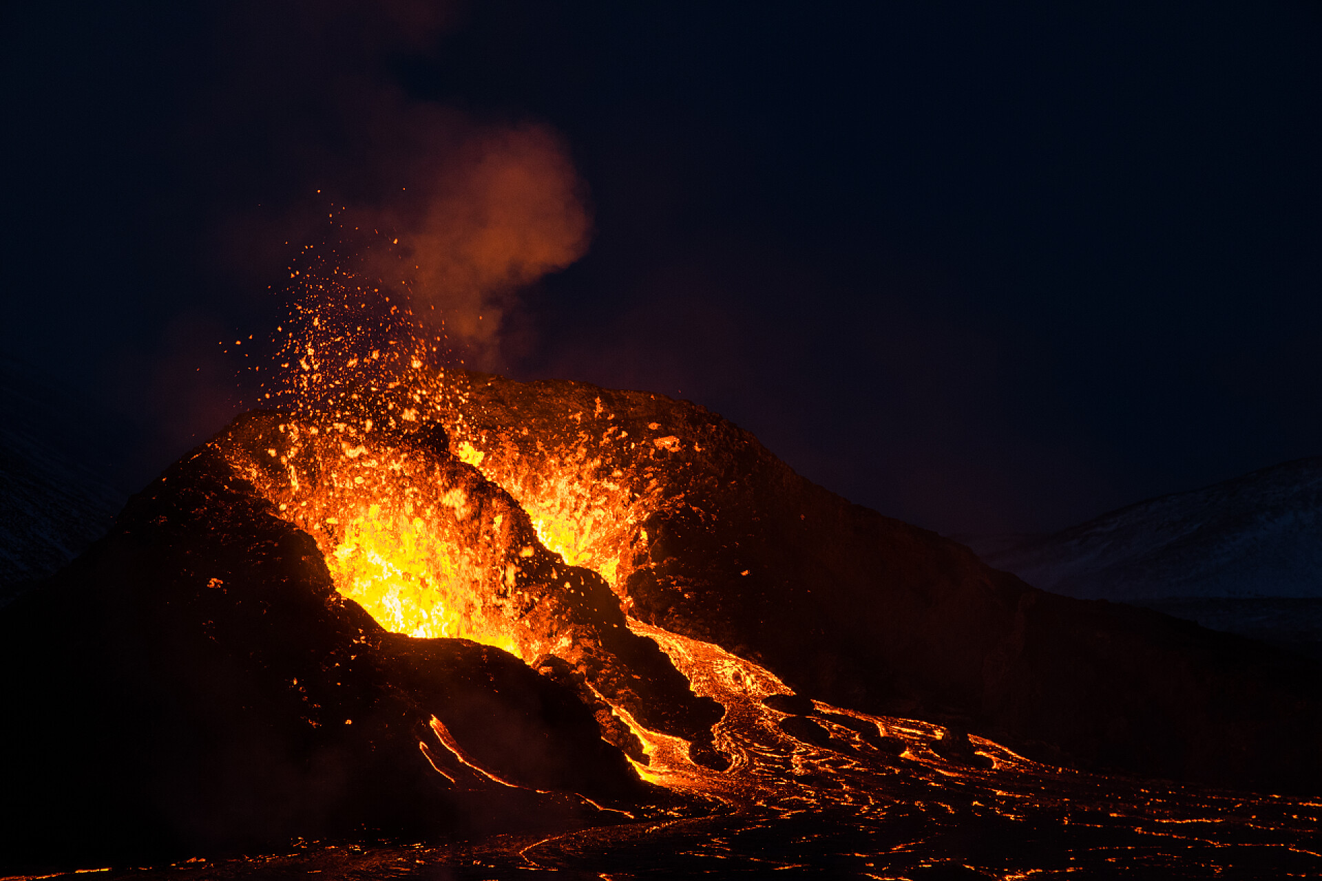 火山爆发的夜晚冰岛雷克雅未斯半岛Fagradalsfjall山上Geldingadalir火山的爆发地点
