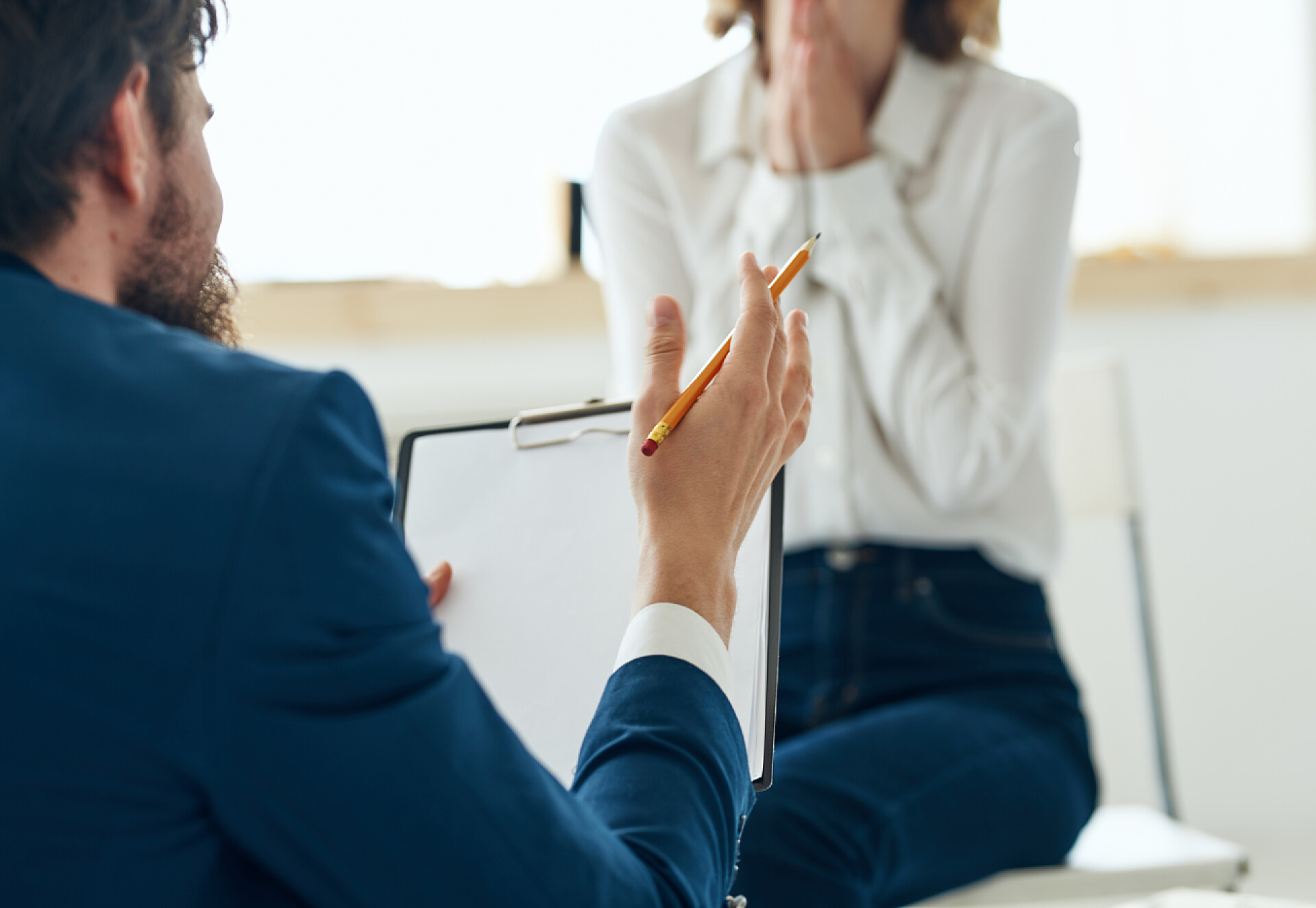 一位心理咨询师在咨询女士问题男女交流心理辅导问题咨询