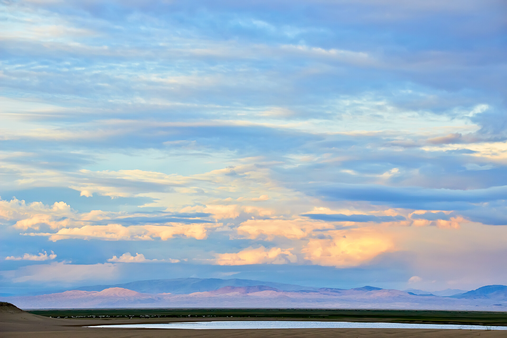 在蒙古的上空美丽的云彩和天空