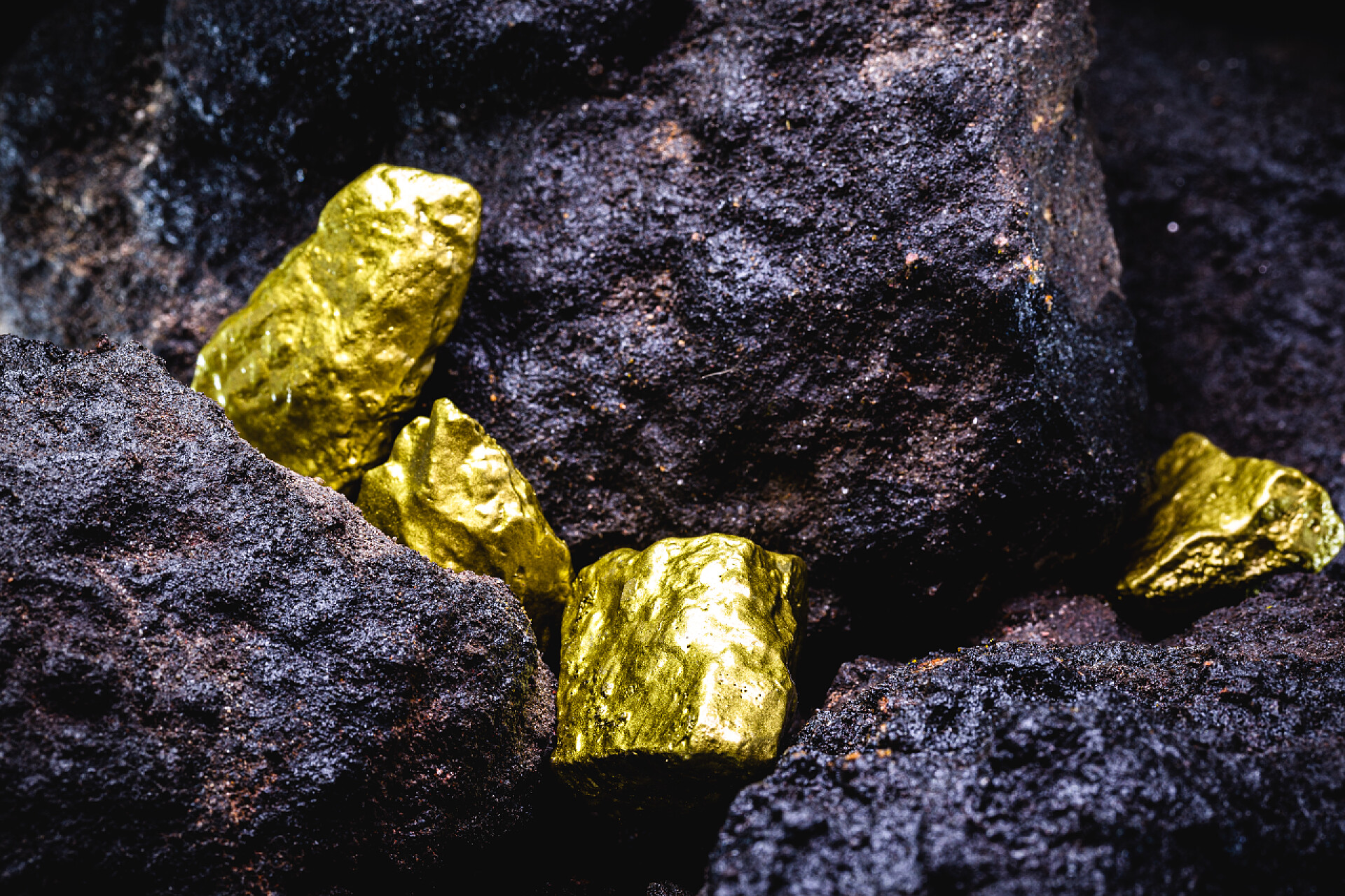 在石头里挖出的金块gold nugget in mine, concept of precious stone excavation