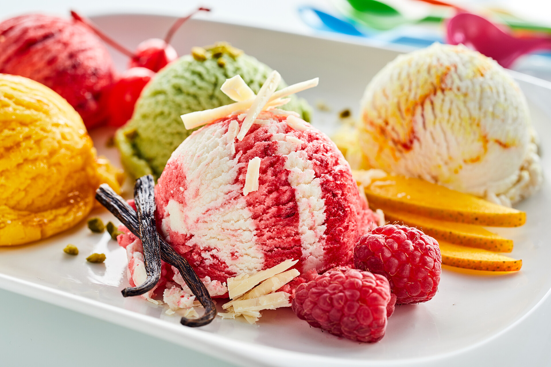 白色盘子上的水果冰淇淋