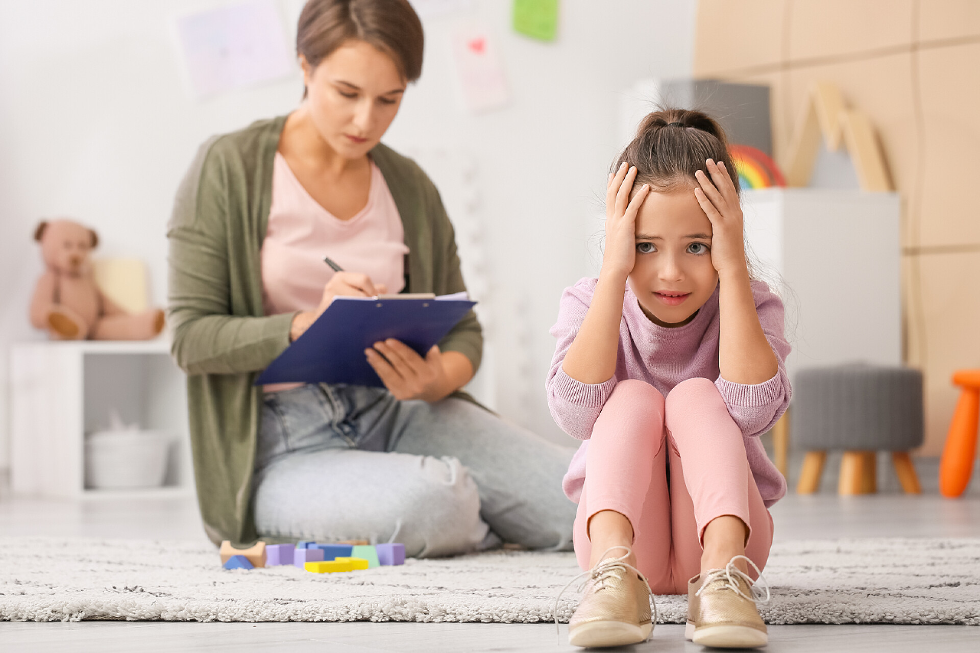 儿童保健恐惧的小女孩不愿接受治疗可悲的小女孩在家里接受心理治疗