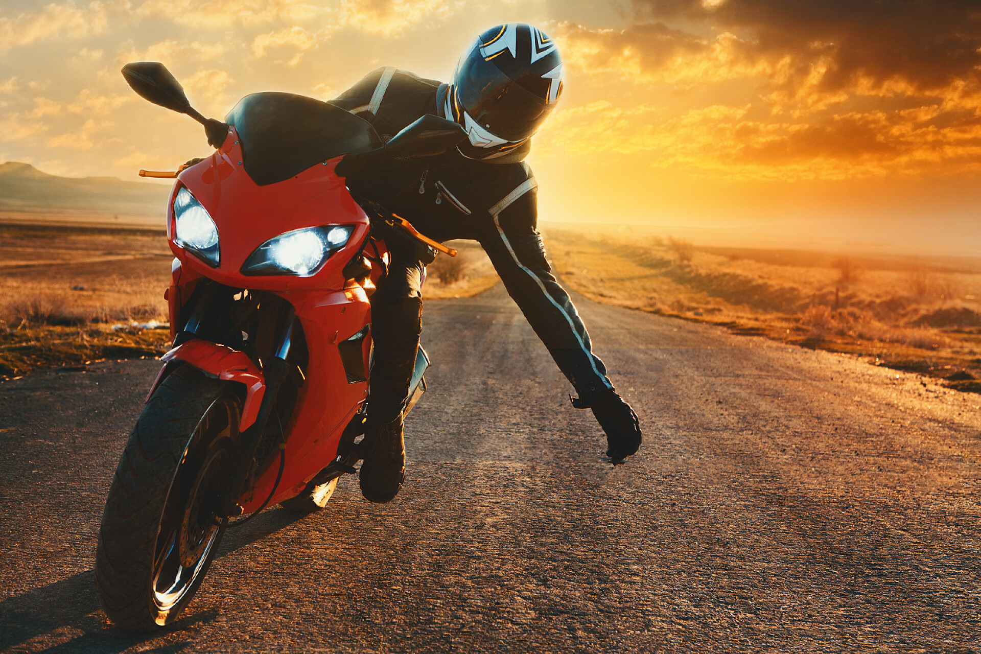 一个骑着摩托的男人在打招呼一个骑摩托车手牵着手打招呼的家伙