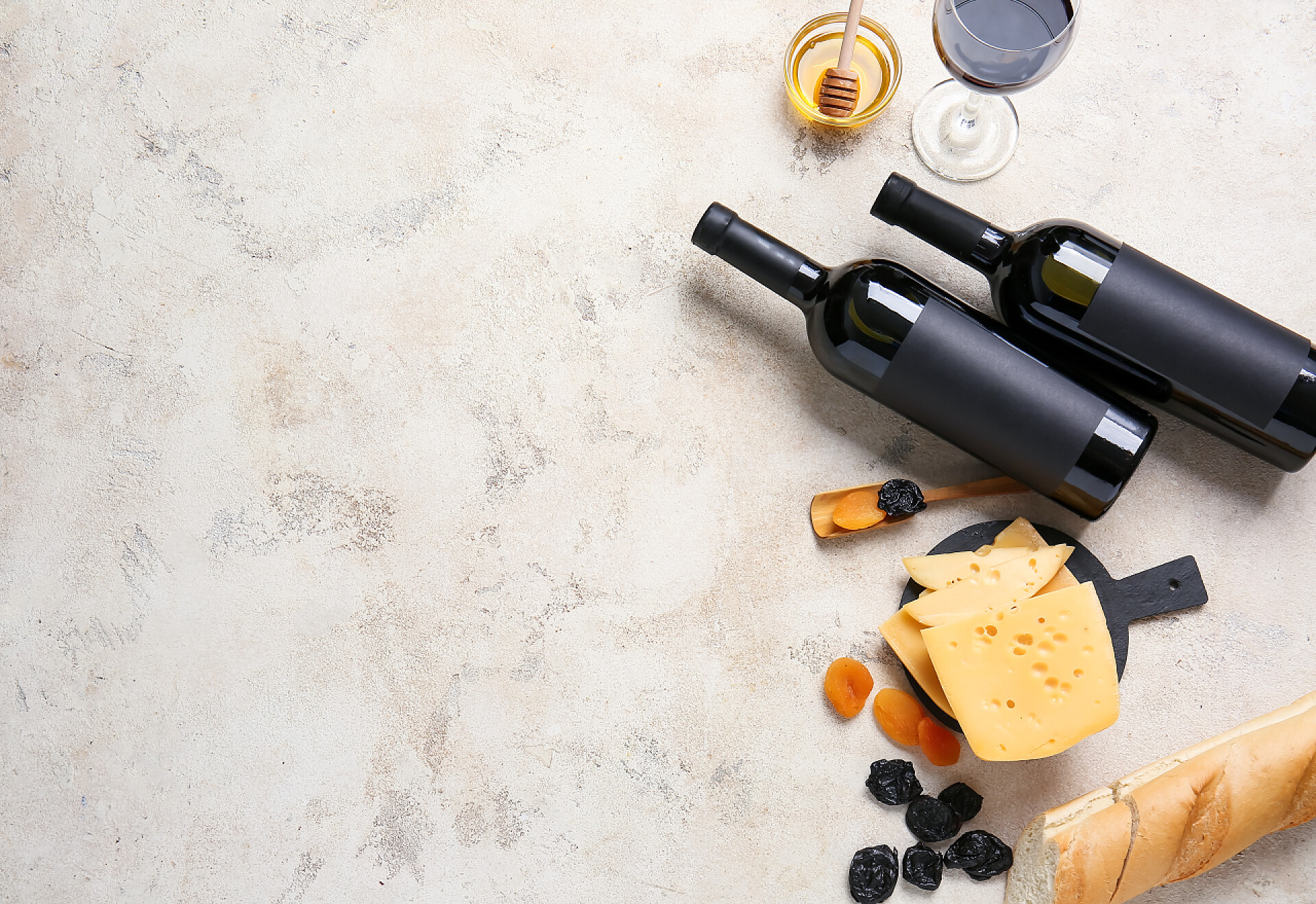 桌子上的红酒和配料酒瓶配料，背景不雅观