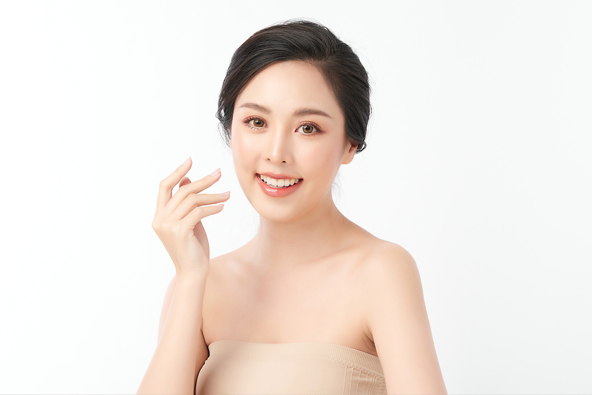 白色背景前的美女年轻美丽的亚洲女人，有着洁白的背景、脸蛋护理、面部护理、美容美发、美容美发、水疗、亚洲女性肖像.