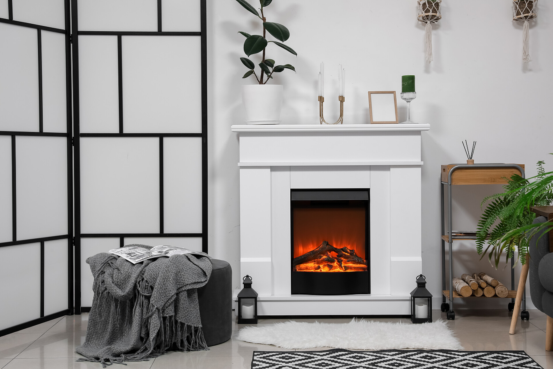 带有壁炉的现代客厅的装修带有壁炉的现代客厅的内部