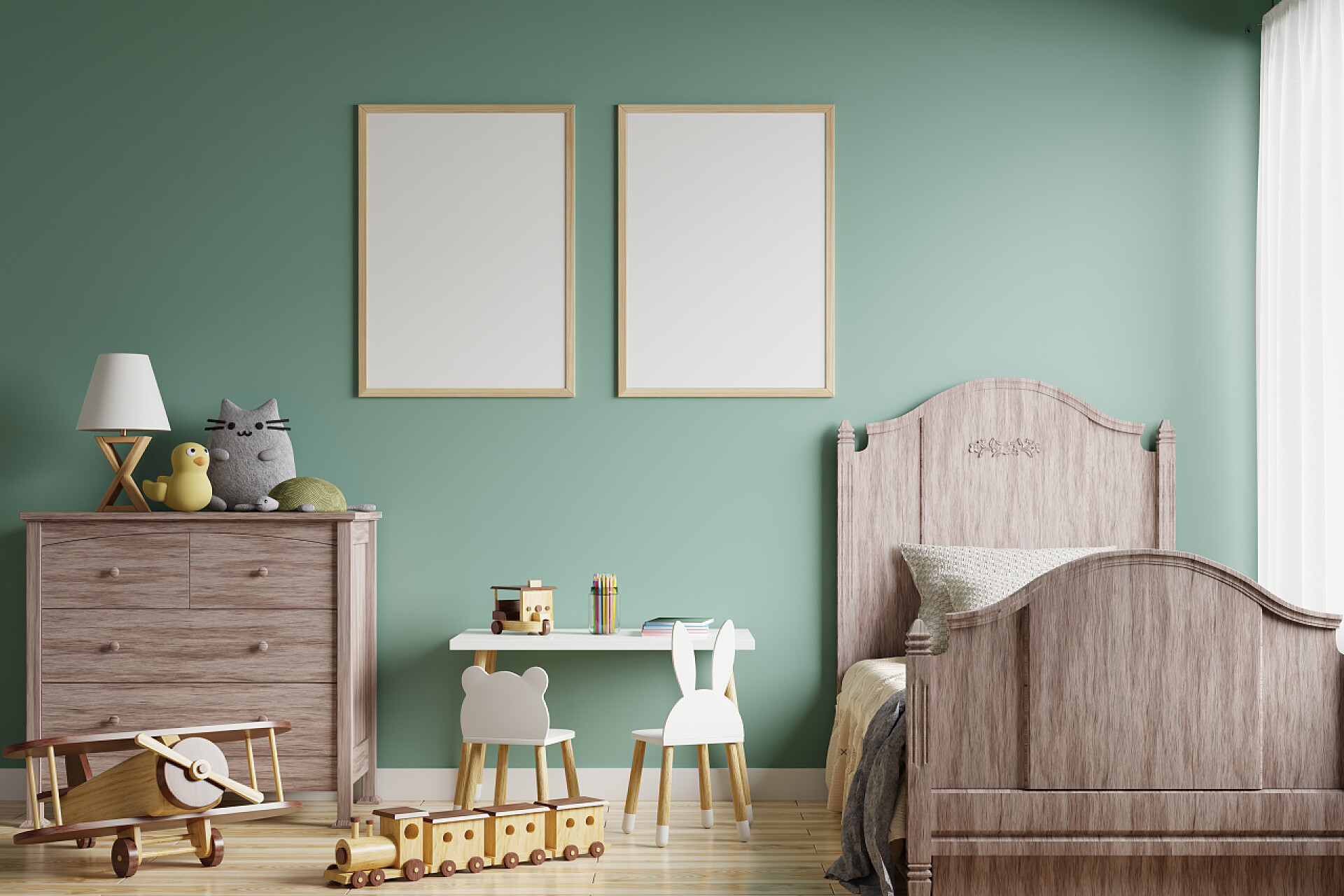 精心装修的卧室儿童房绿墙上的画框，靠窗的床。用玩具娃娃和玩具装饰。