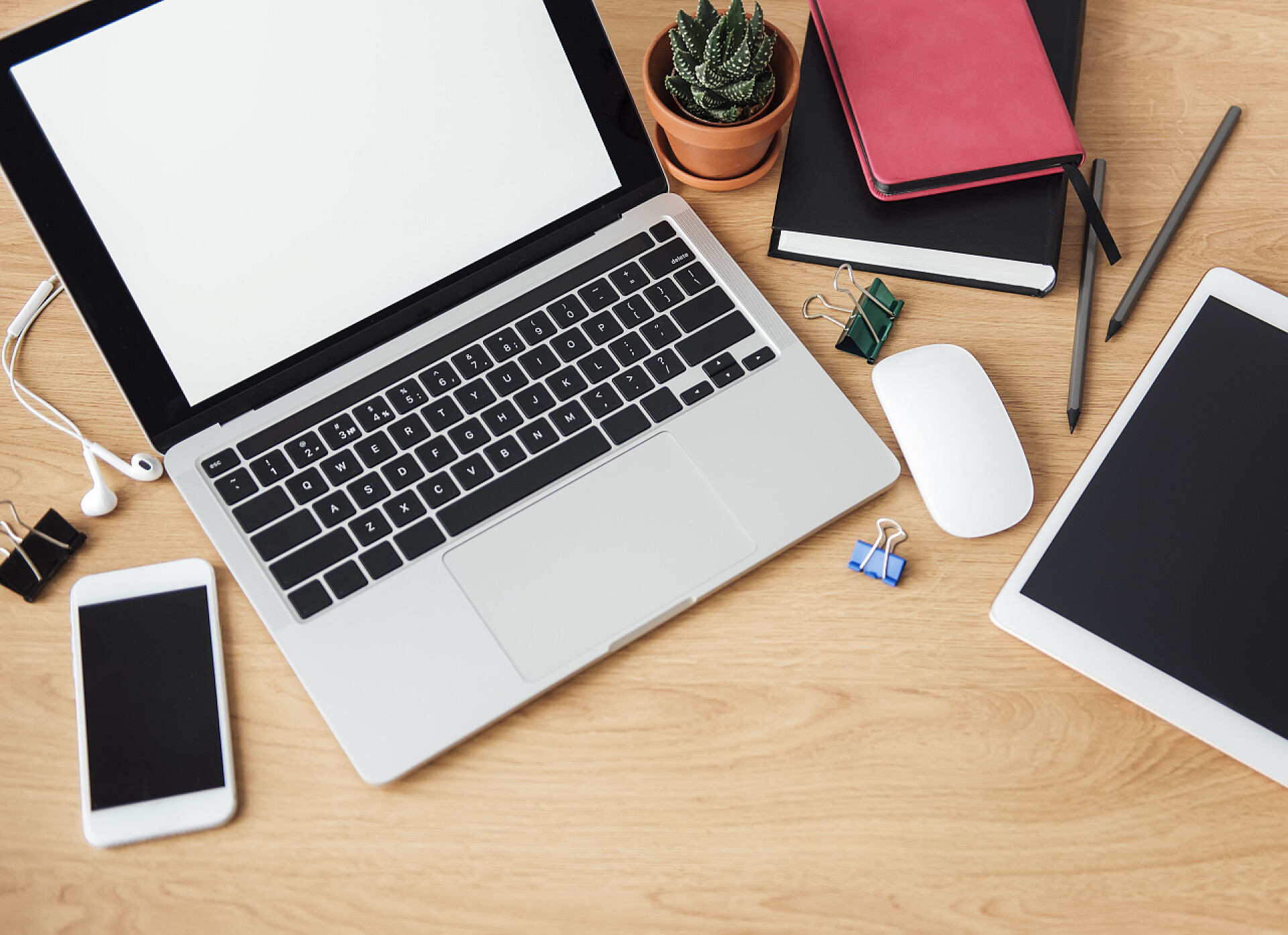 木制桌子上的电器办公室工作场所，木制桌子上有笔记本电脑