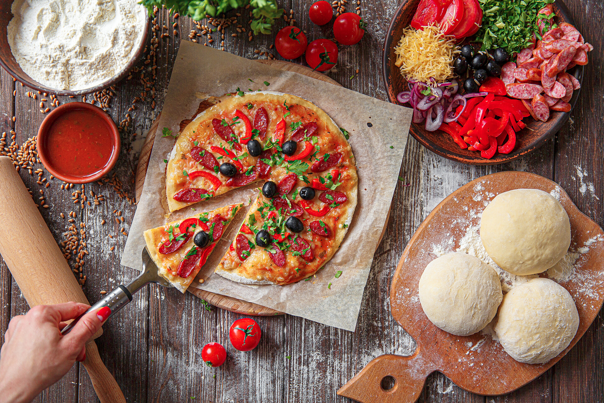 桌子上的糕点拿着披萨的女人