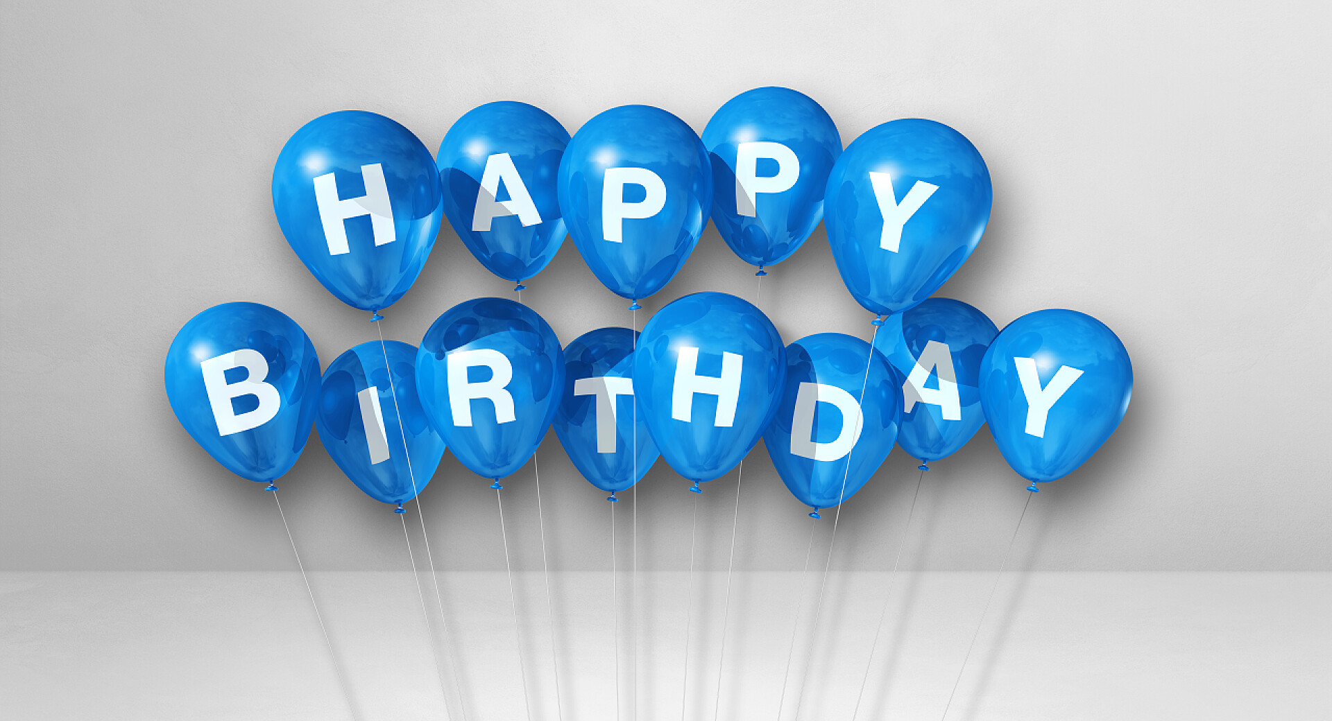 白色背景墙蓝色的气球蓝色的生日空气气球在白色的背景场景。横向横幅。3D插图渲染