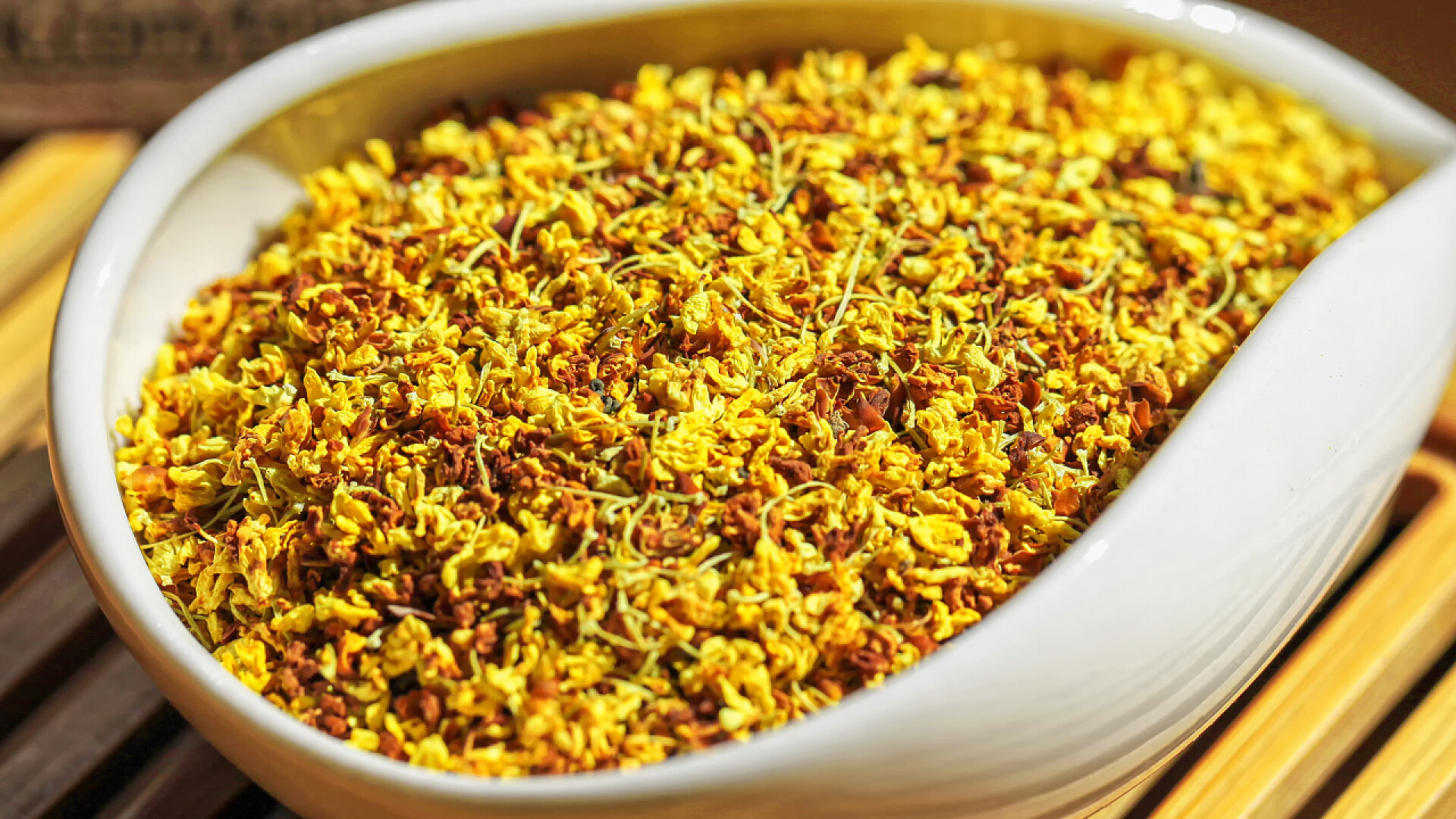 白色碗里的黄色桂花茶具上茶水用的鲜亮黄色桂花