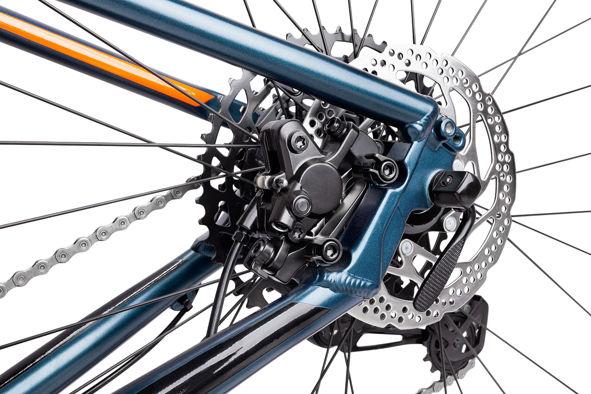 白色背景前的自行车链条和轮毂后轮制动器路径隔离在白色上