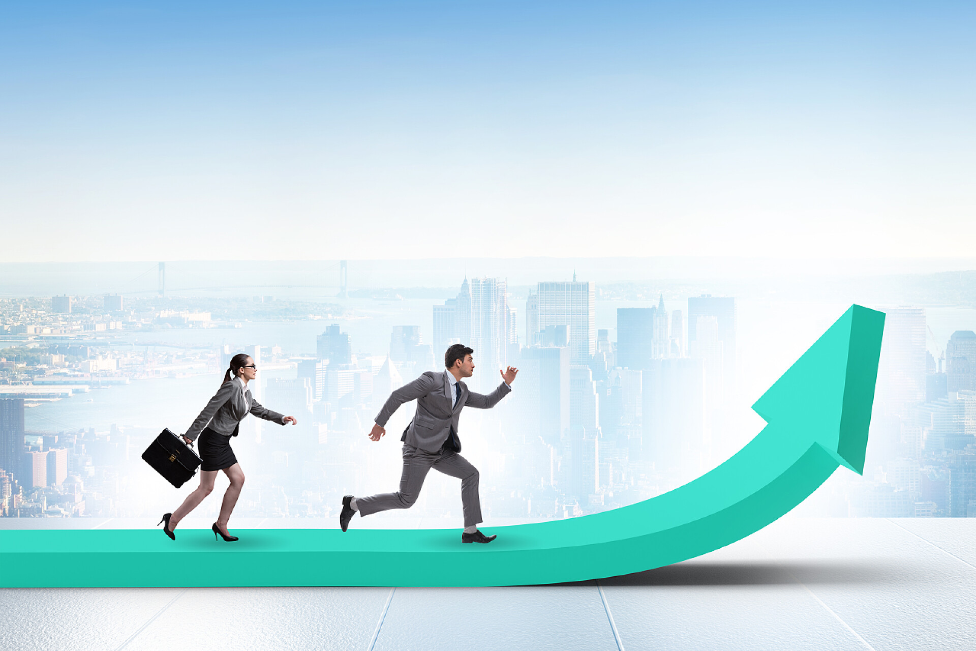 一个男人和一个女人奔向箭头经济增长概念中的商人