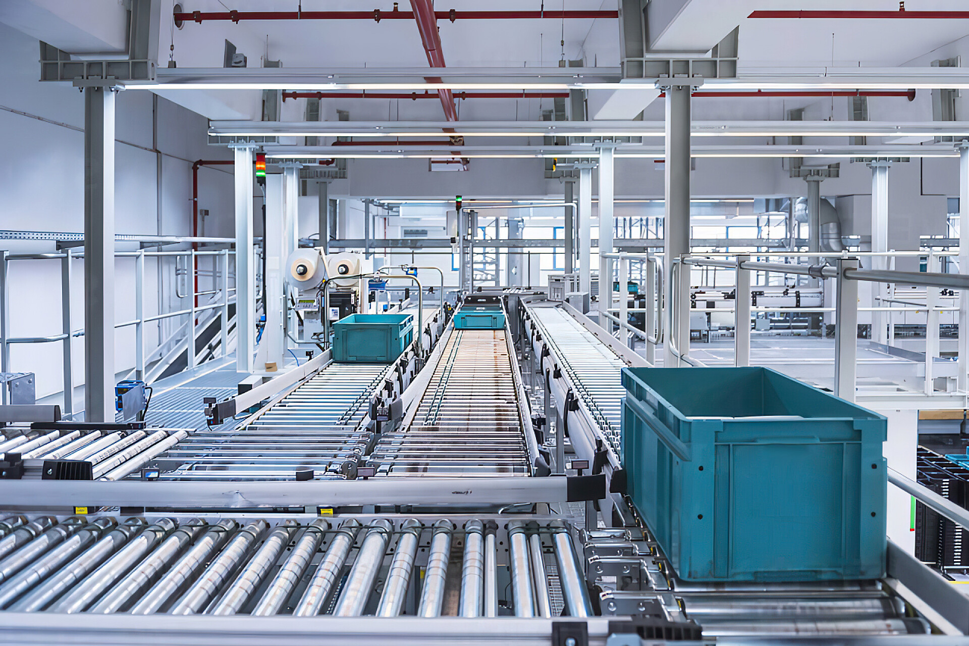 工厂安全生产安全生产月现代化工厂车间带传送带的现代化工厂的空车间