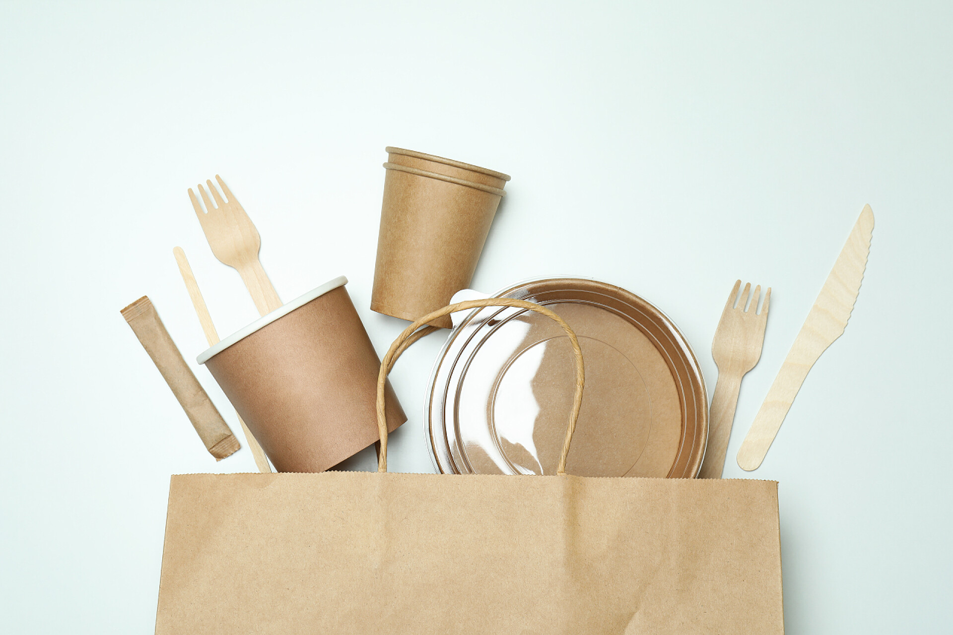 蓝绿色桌子上的餐具白色背景外卖食品的运送容器