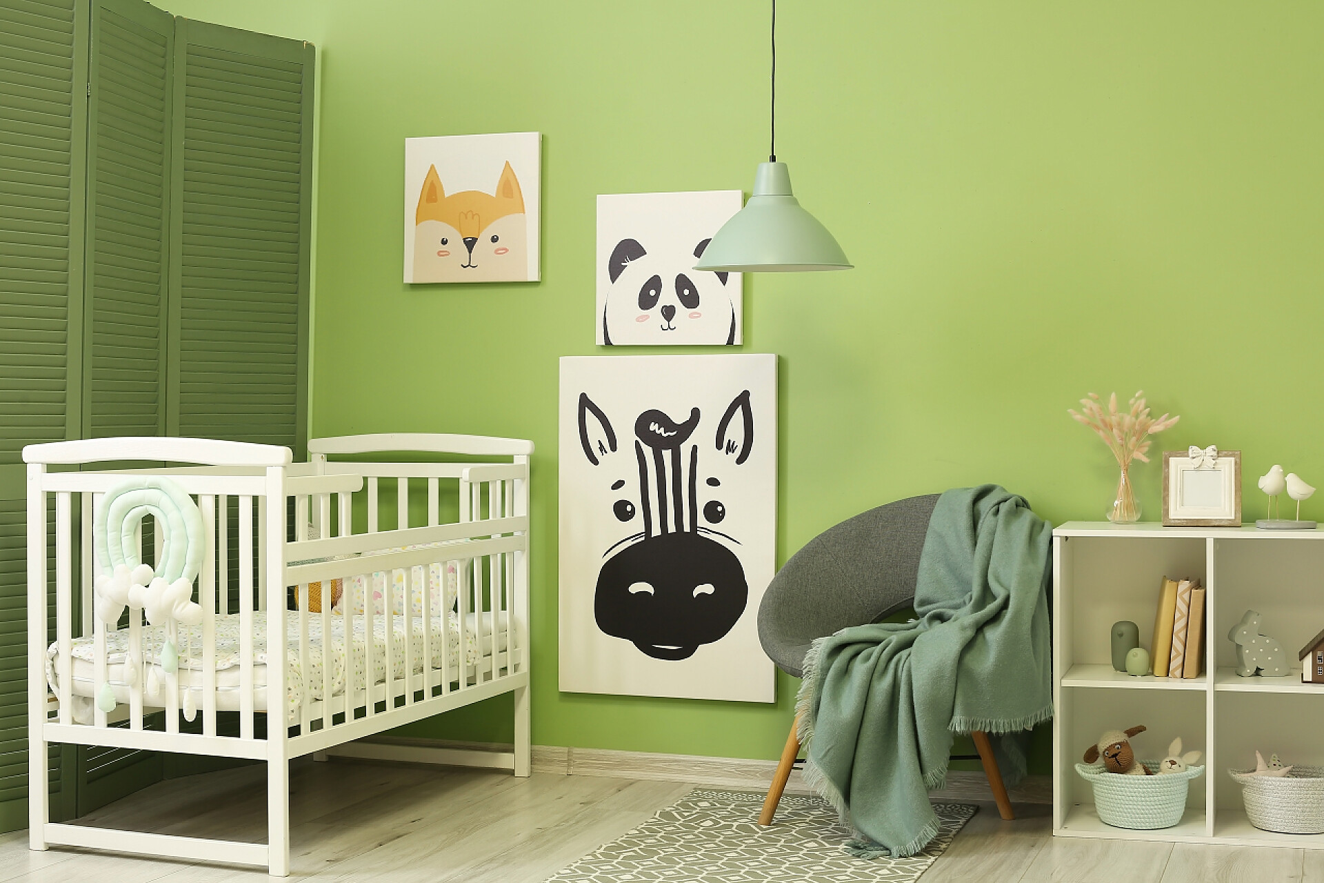 温馨清新的婴儿房有舒适床的时髦儿童房的内部