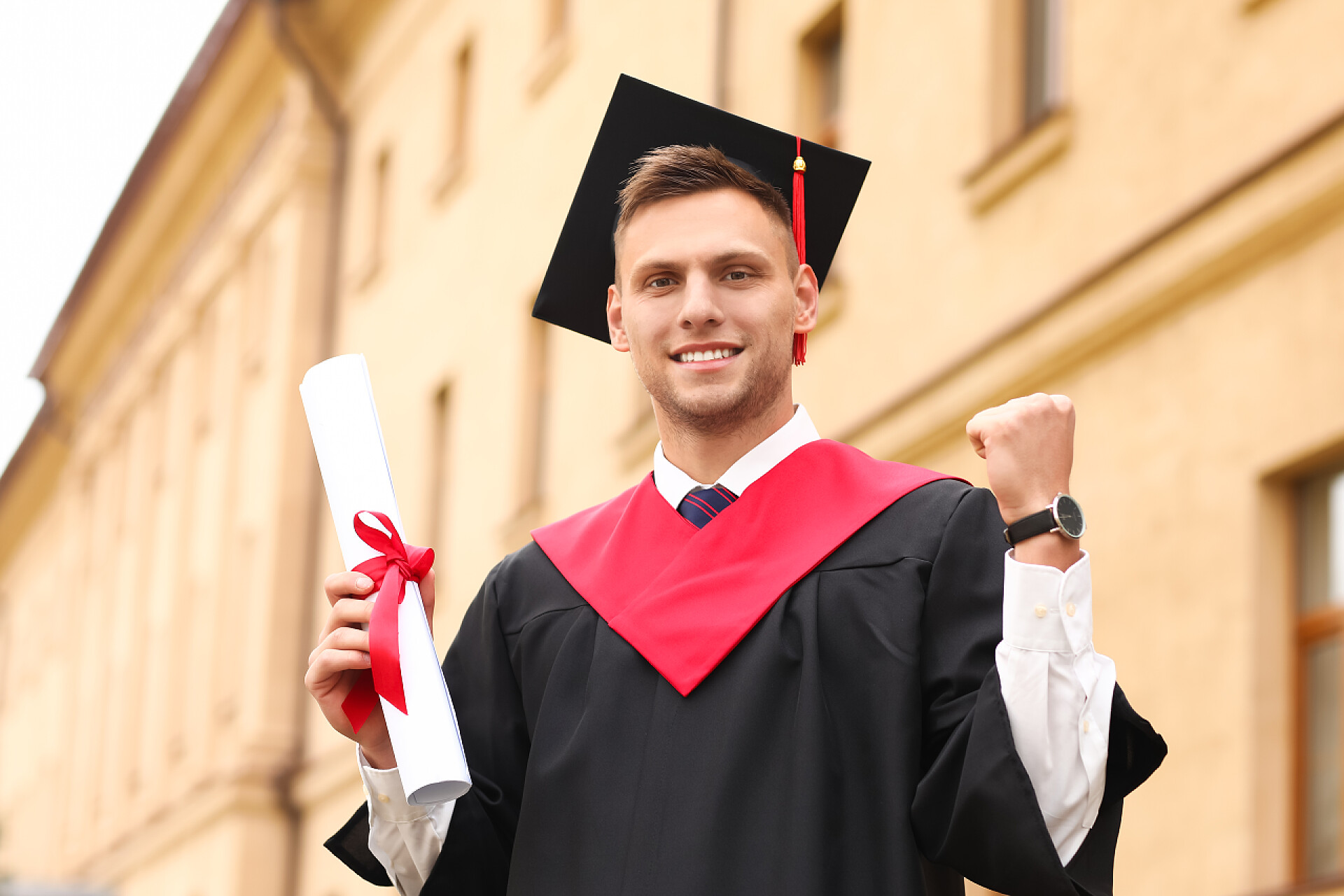 一个男人毕业在拍照户外快乐男生的画像