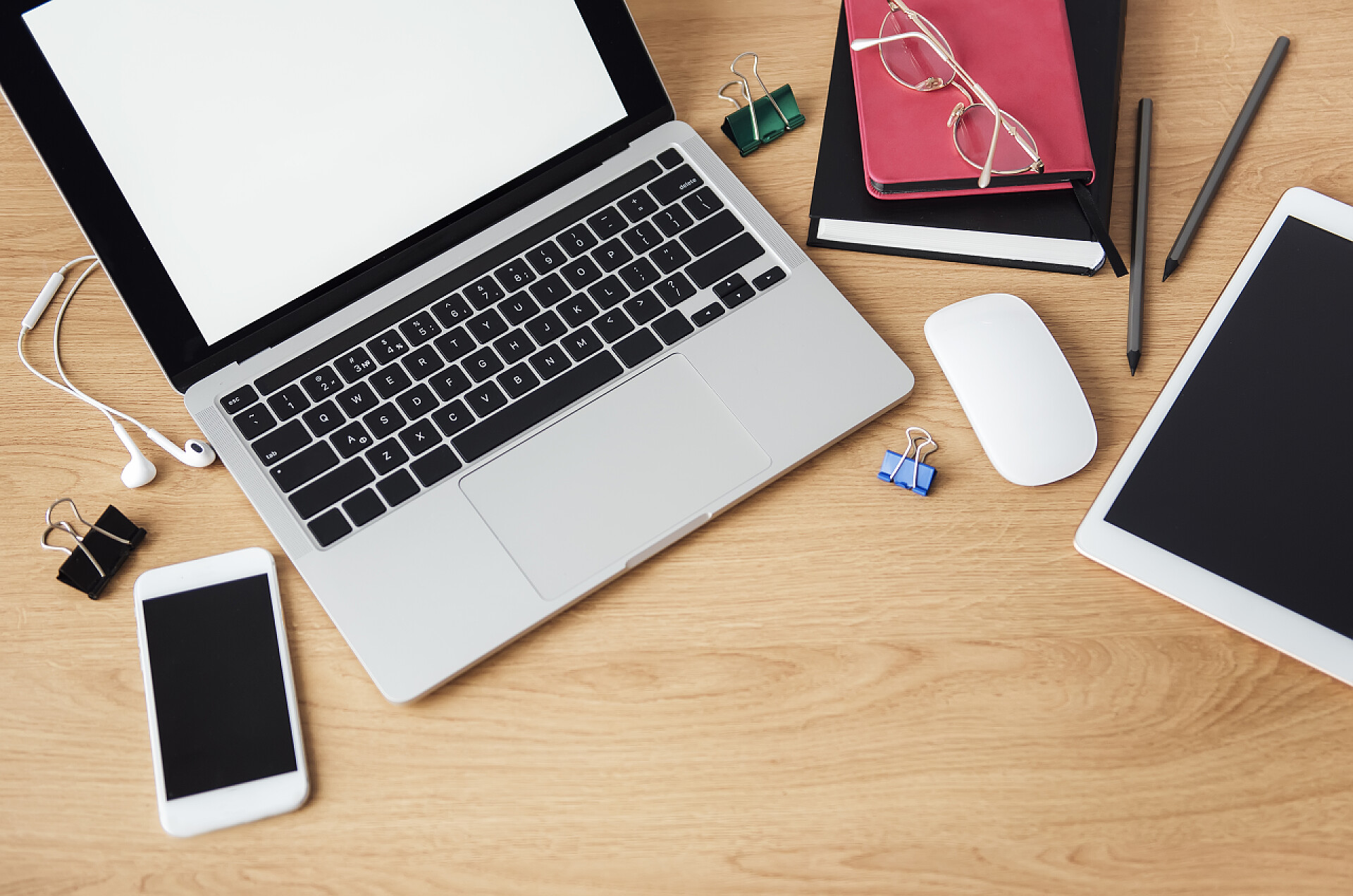 木头的桌子上的电脑鼠标平板手机办公室工作场所，木制桌子上有笔记本电脑