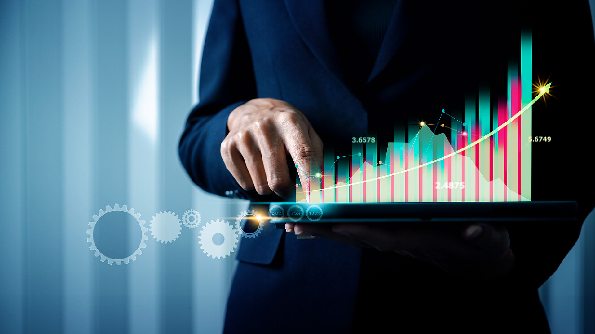 年终总结一个男人在查看数据商业情报（BI）和零售业商业管理的海量数据、持有商业分析（BA）数字虚拟现实（VR）金融仪表盘平板电脑的专业商业女性.