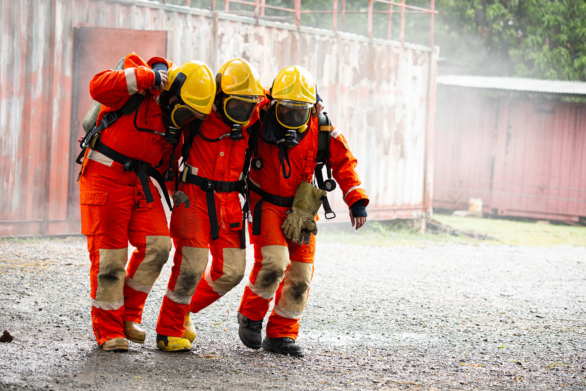 消防队员紧急支援消防队在危险区域内意外地支援朋友。保护与支援一起。合作团结协作团队精神.