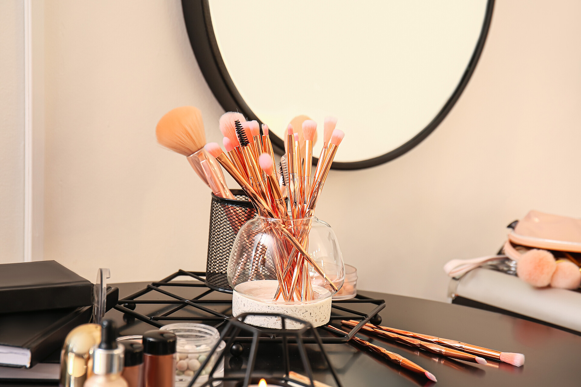 化妆台上的化妆用品梳妆台上的一套化妆品和化妆品