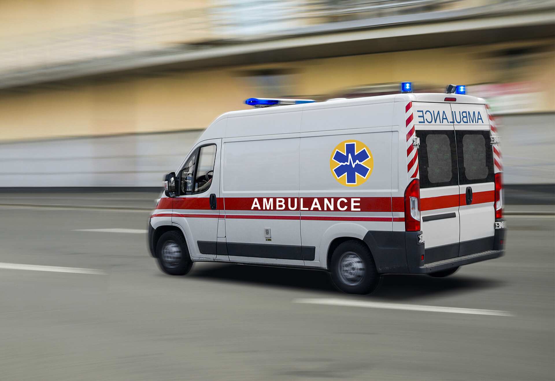 一个救护车在路上快速的行驶街上的救护车运动