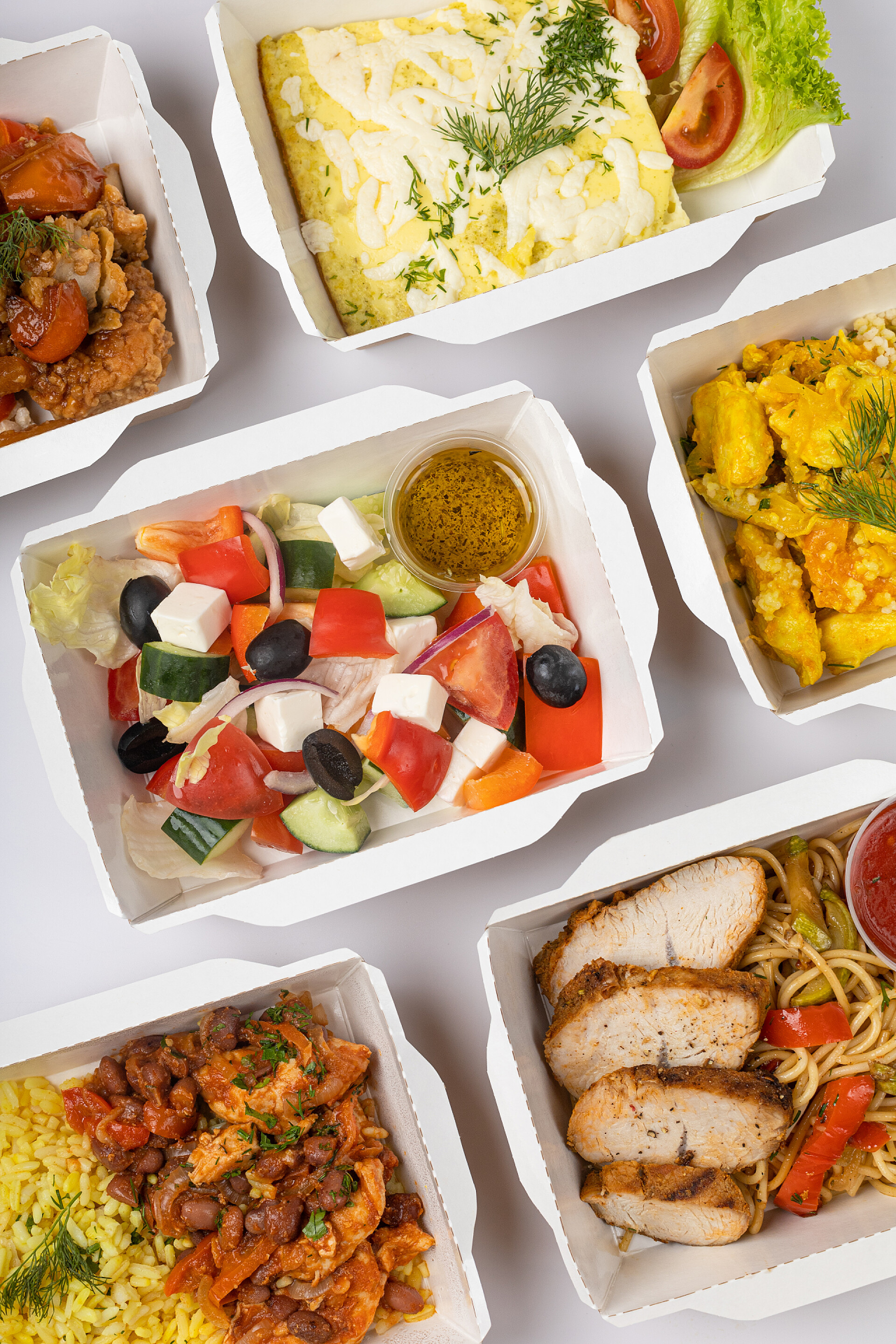 白色桌子上的几个饭盒以白色背景的容器运送食物