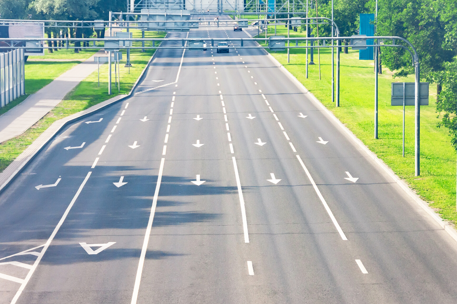 公路上的多条马路多车道公路，设有专用公共汽车和公共交通线路、指南针和出口车道