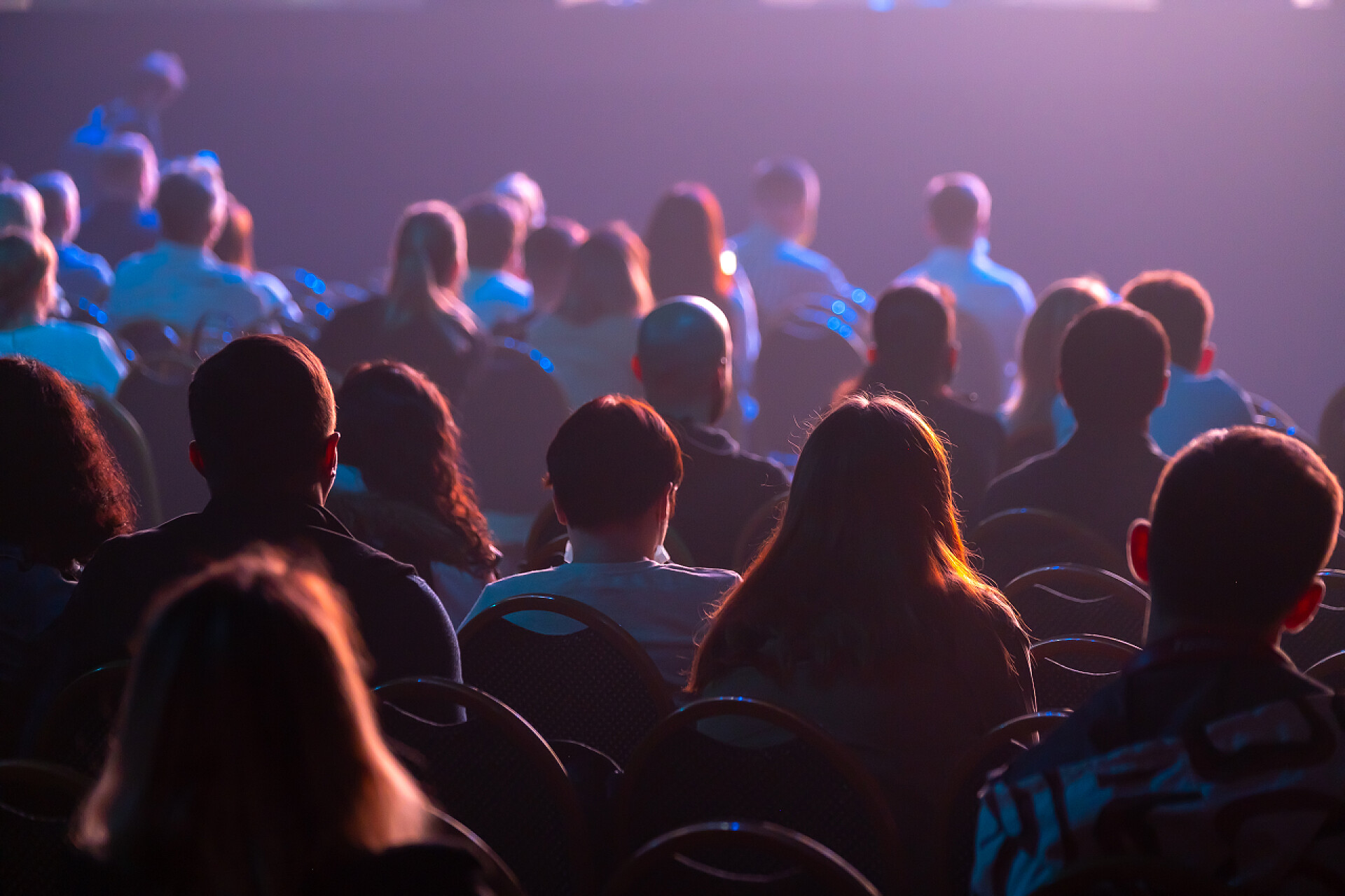 观众席上的人们商务会议与会者坐下来聆听
