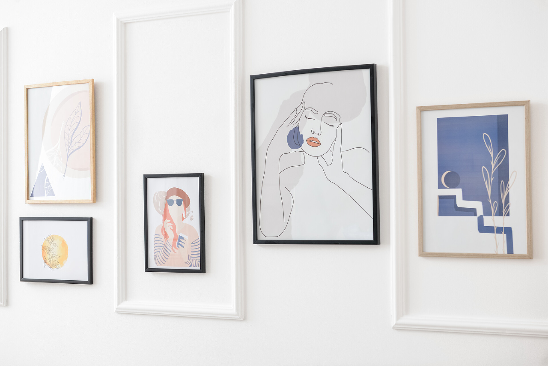 白色背景墙上的画框挂在轻墙上的别致的图画