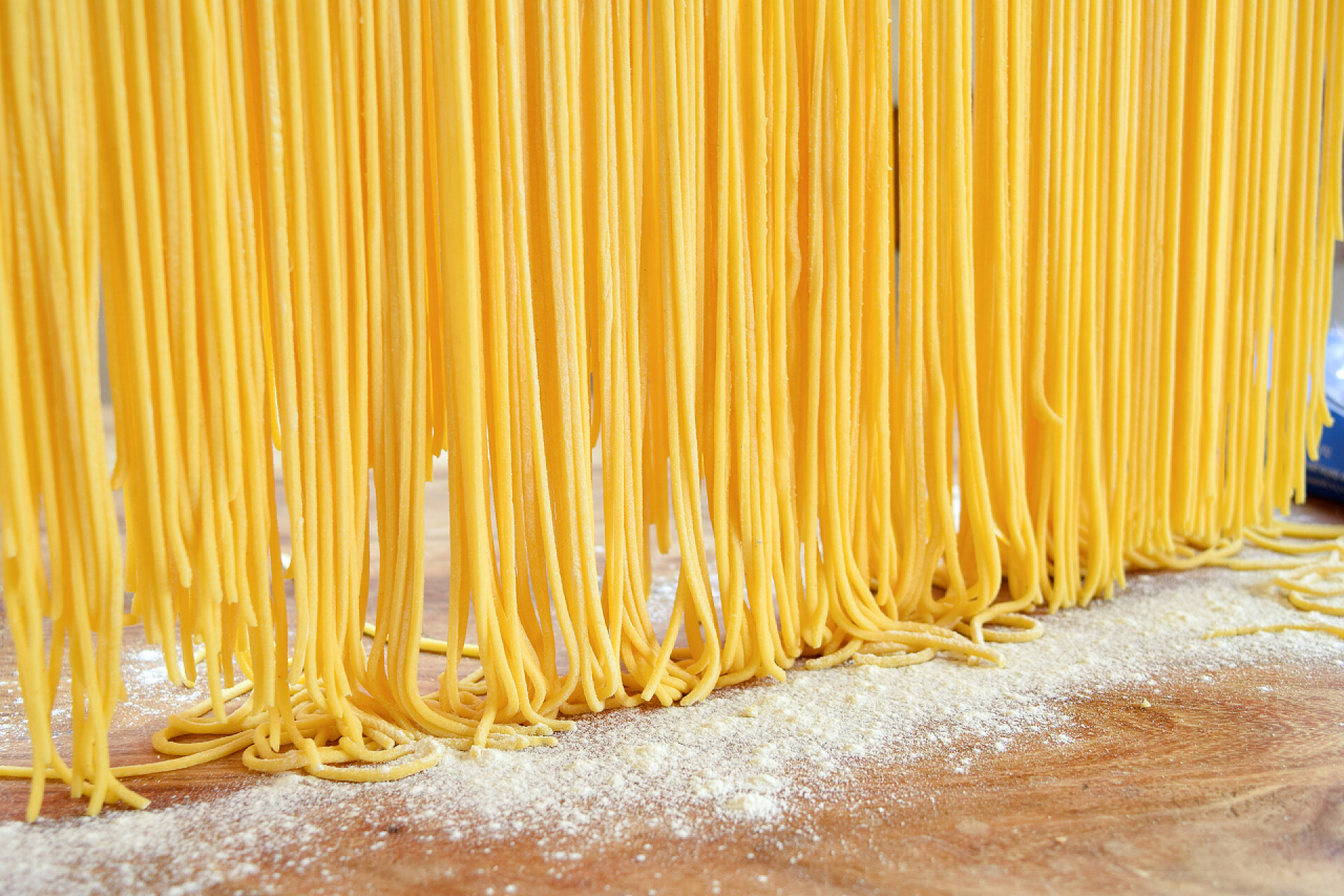 面板的黄色面条鸡蛋面食制作阶段：烘干