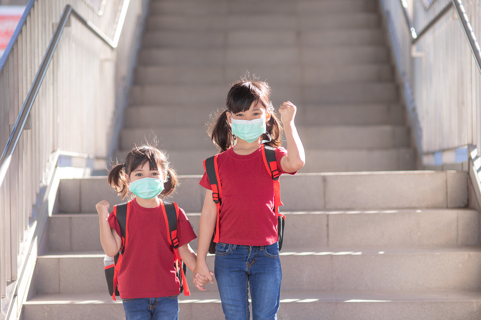 两个小女孩背着书包去上学"" "" "" "" "" "" "" "" "" "" "" "" "" "" ""带着书包的小学生观.