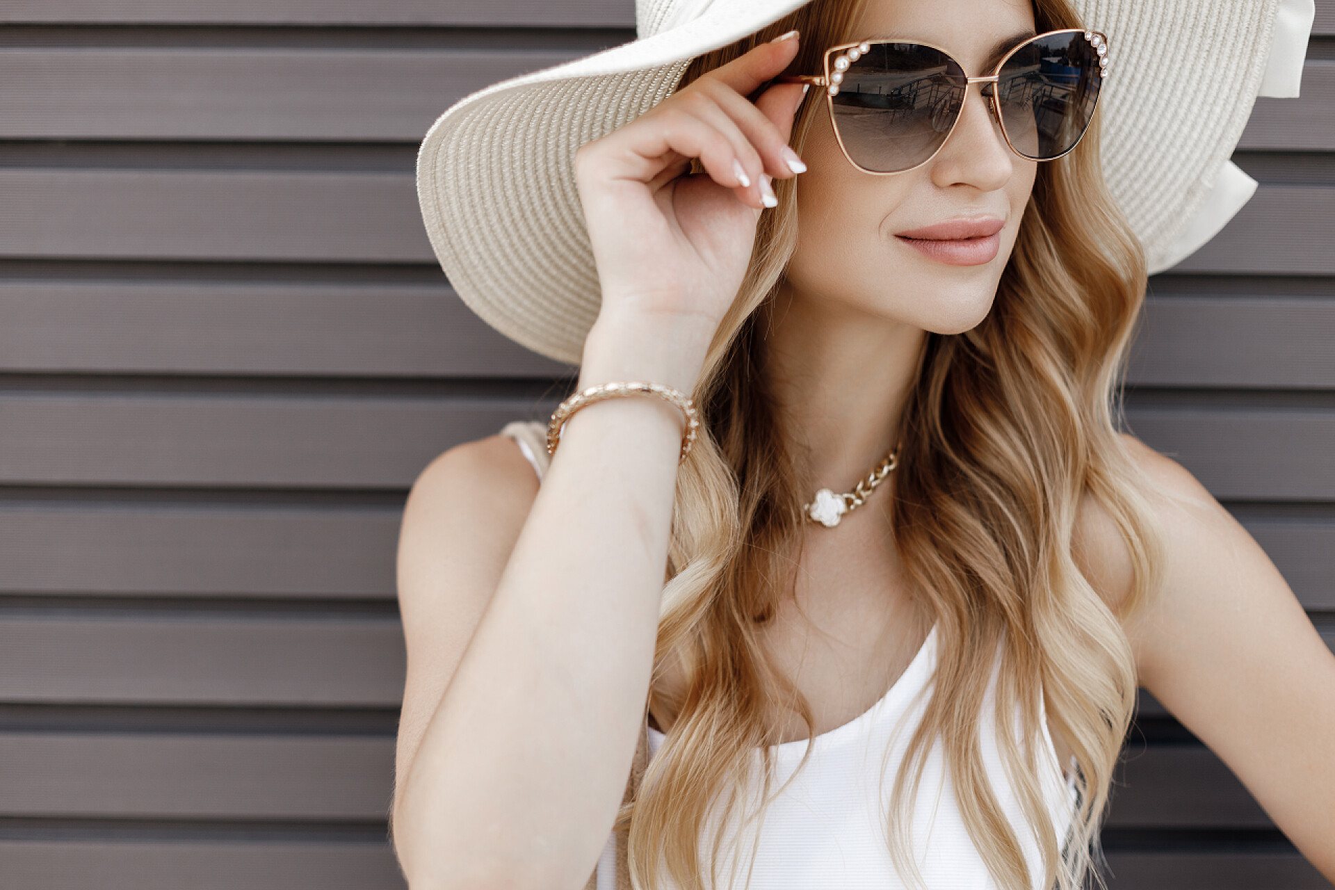 一个戴着帽子墨镜的高级感的女人一个戴着帽子和太阳镜的年轻漂亮女人的近照