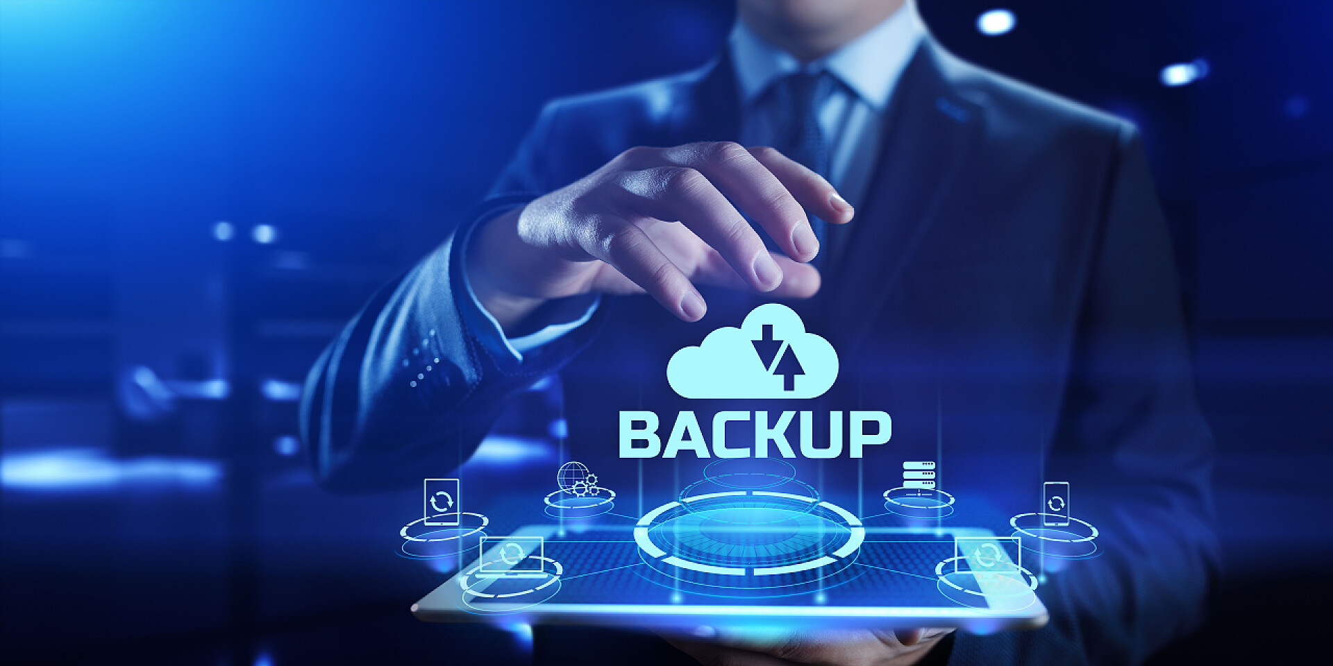 蓝色背景前拿着平板的男人备份按钮灾难恢复互联网技术概念