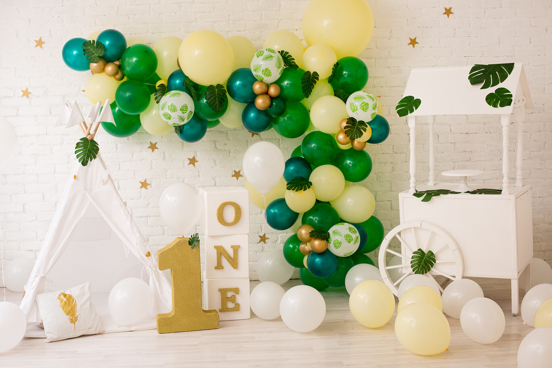 白色背景墙的气球装饰第一次野性野性野性野性野性野性野性