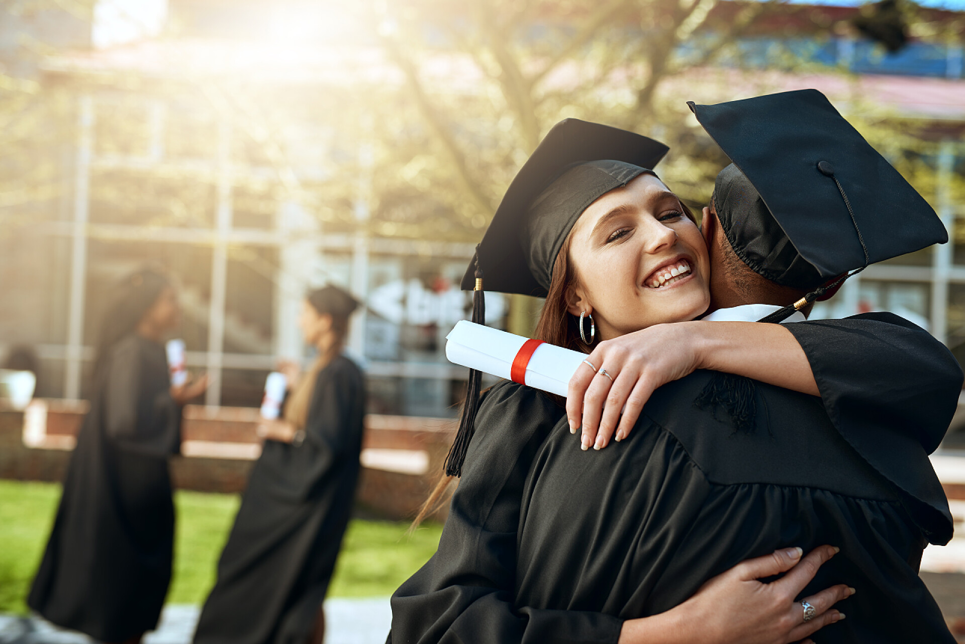 毕业的学生相互拥抱告别Your support means the world to me. a happy young man and woman hugging on graduation day