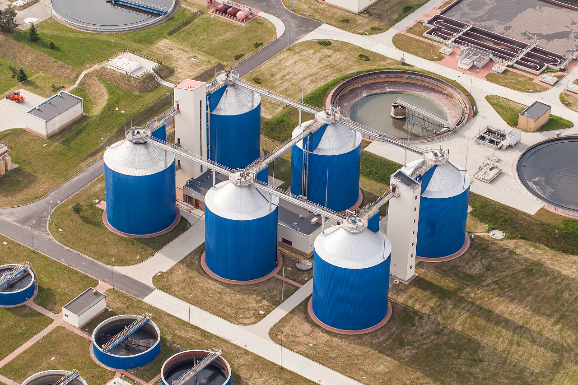 从上往下看的废水处理罐子污水处理厂的鸟瞰图 