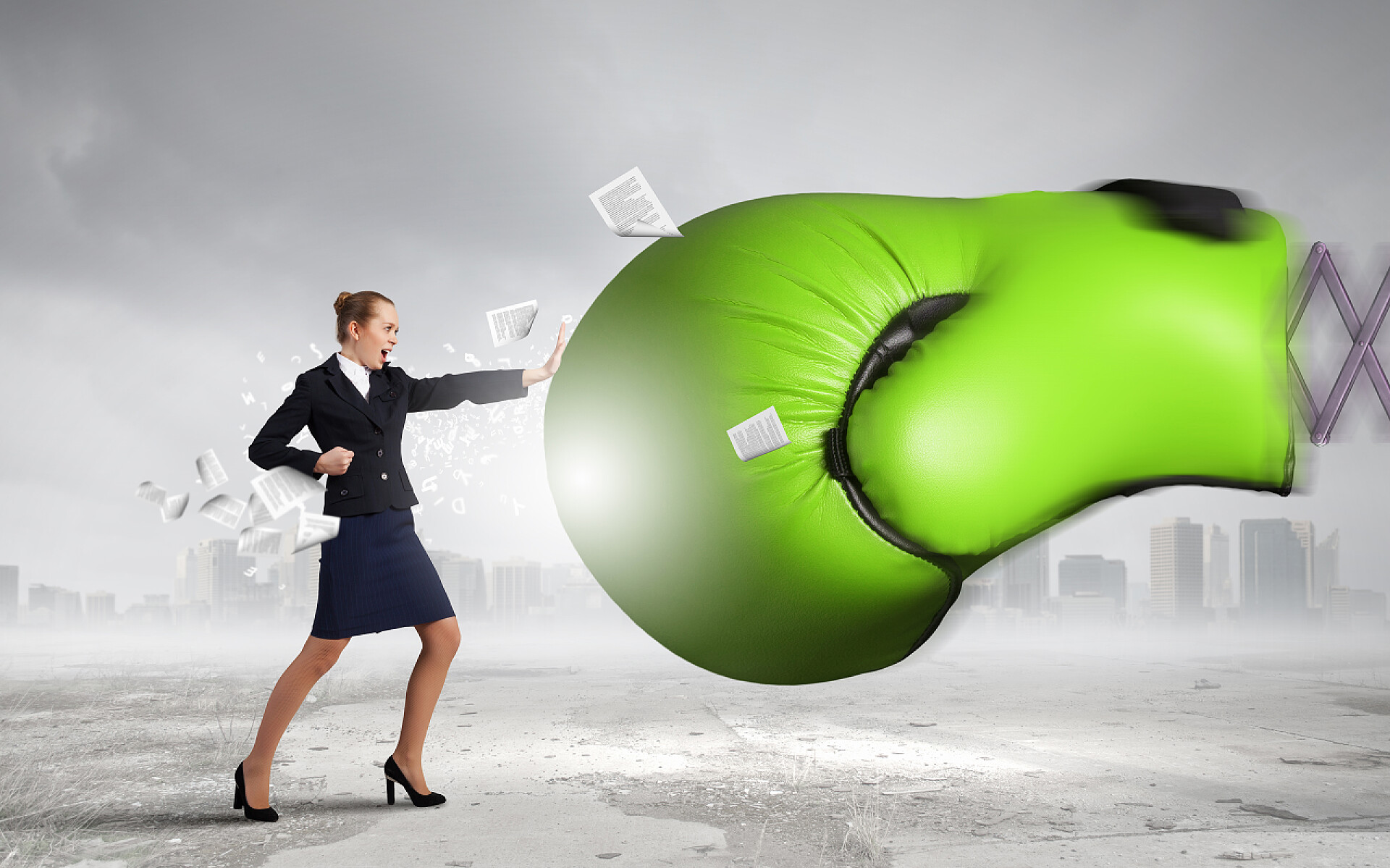 一个女人迎面打击绿色的拳击手套他面临的困难