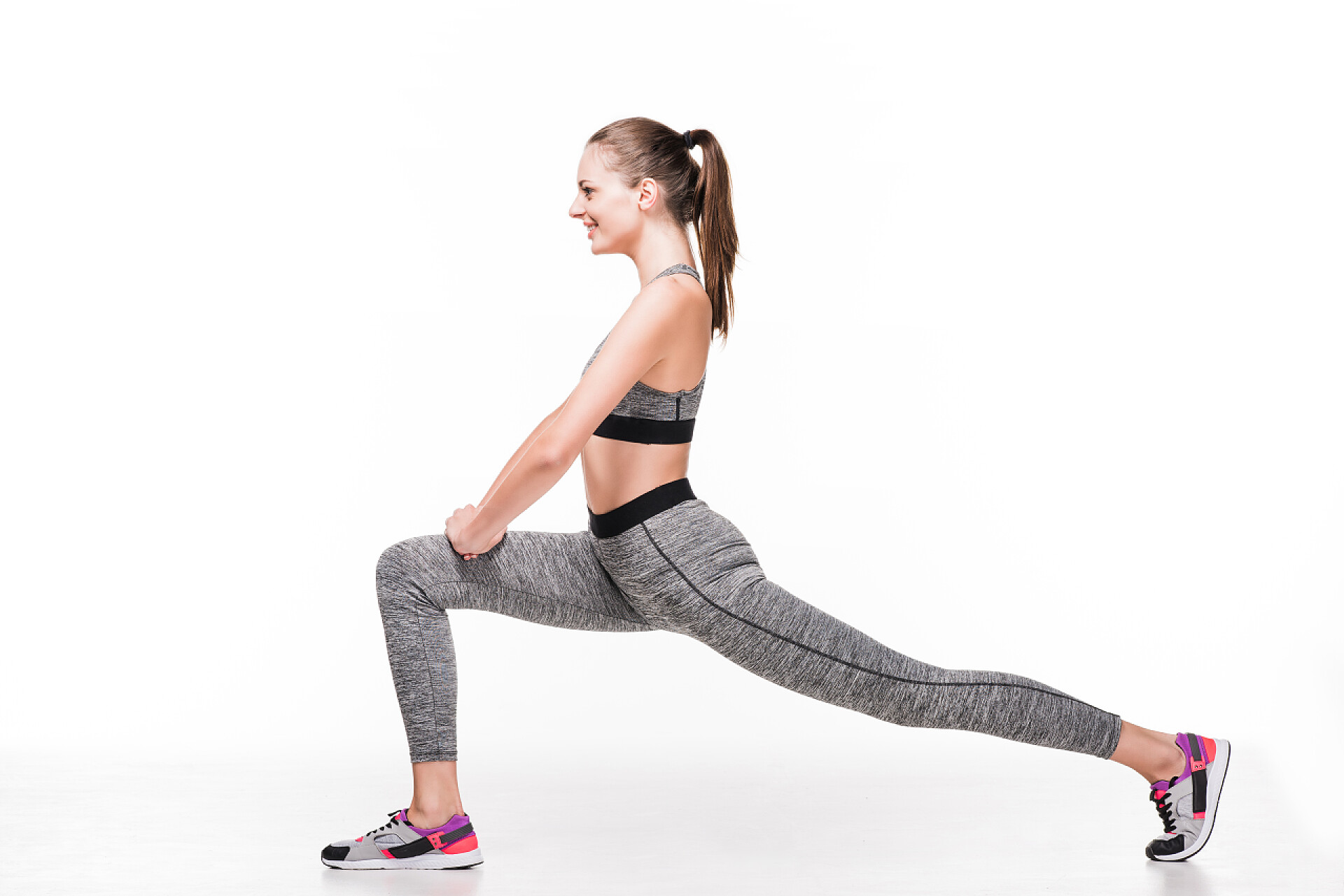 白色背景墙坐着运动的女人运动伸展双腿的女人