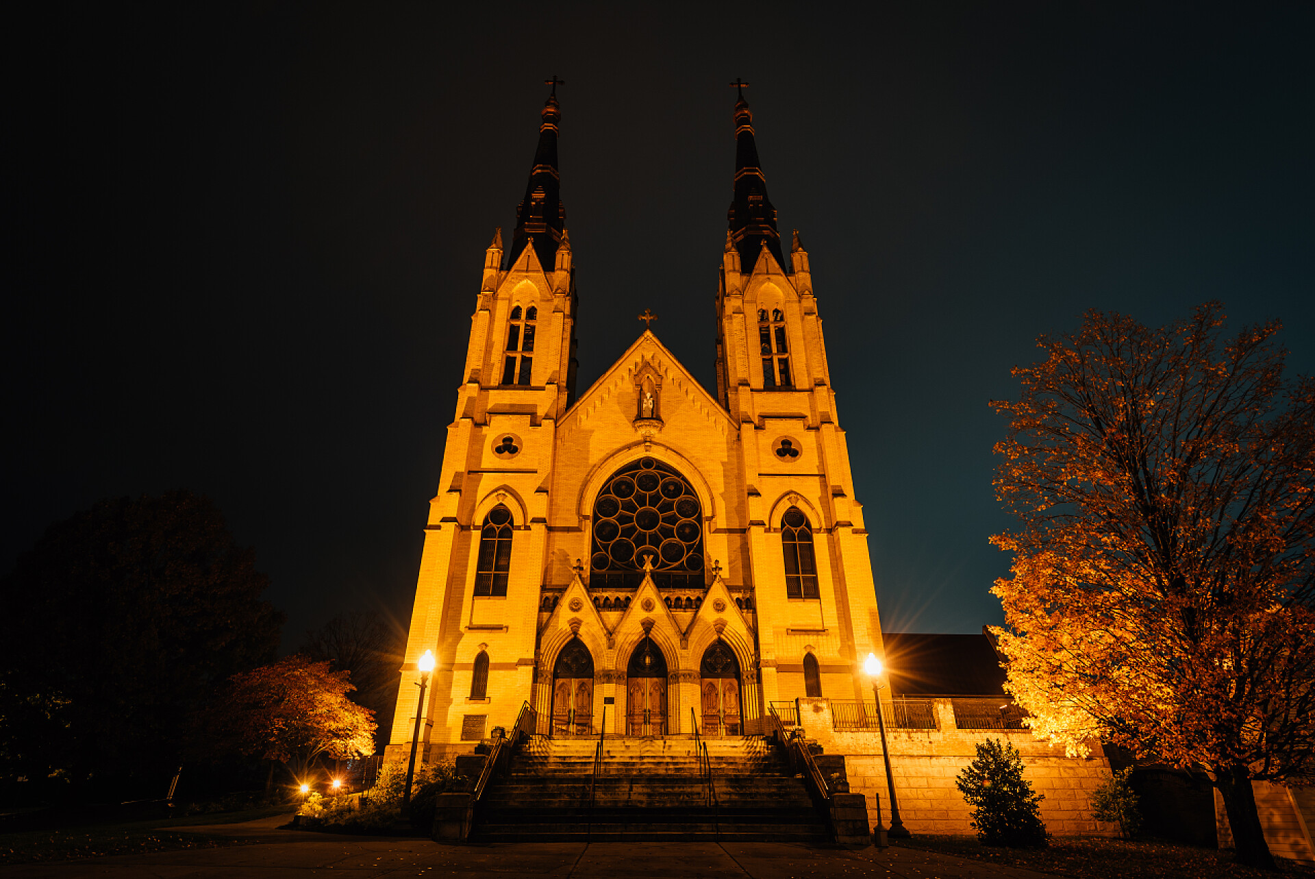 晚上的圣安德鲁的罗马天主教教堂圣安德鲁的罗马天主教教堂在晚上, 在罗阿诺克, 弗吉尼亚