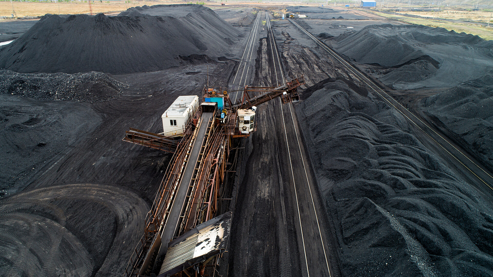 煤矿安全生产安全生产月在煤厂工作的车辆